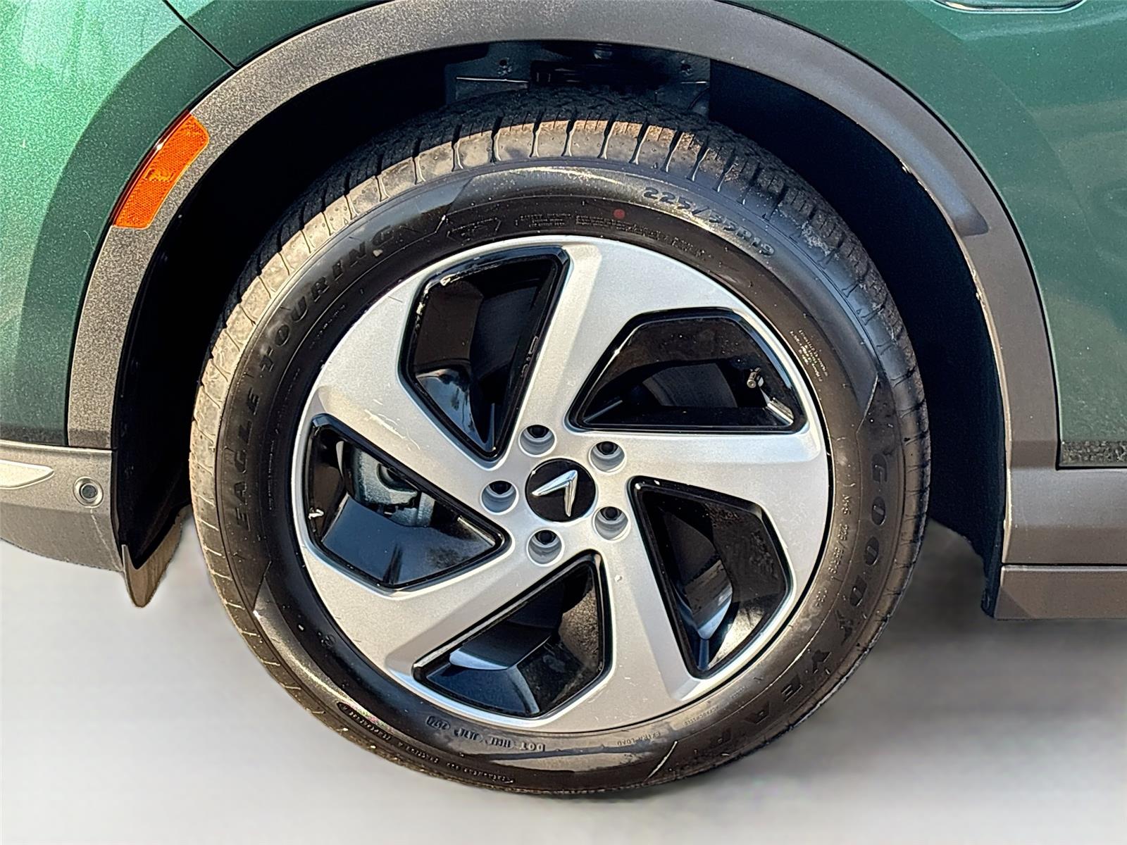 2025 VinFast VF 8 Eco