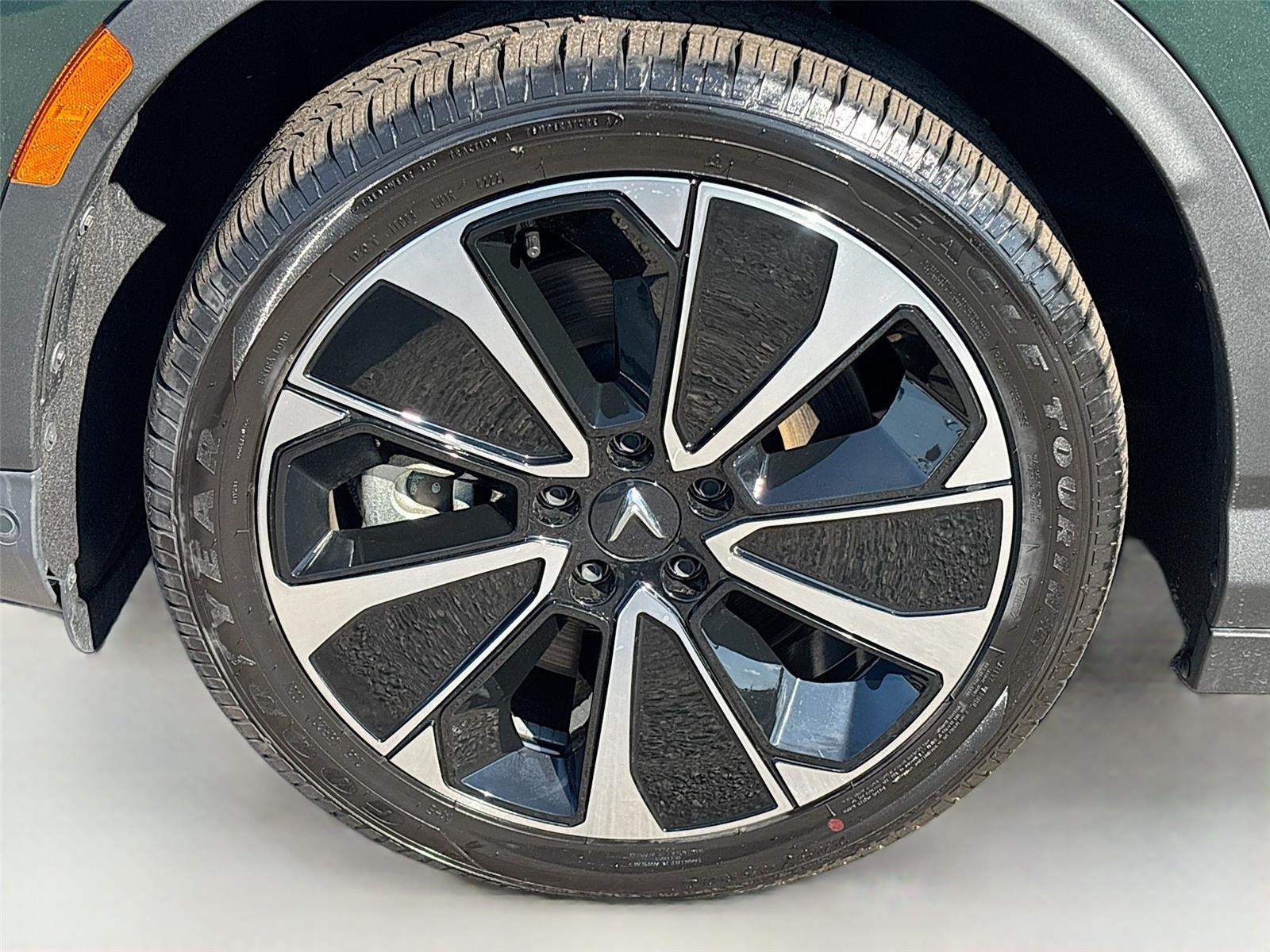 2025 VinFast VF 8 Plus