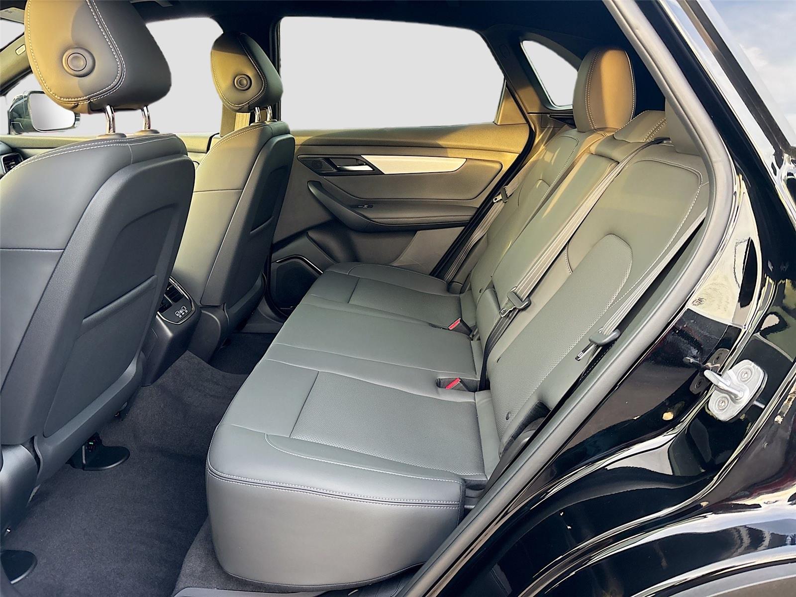 2025 VinFast VF 8 Plus