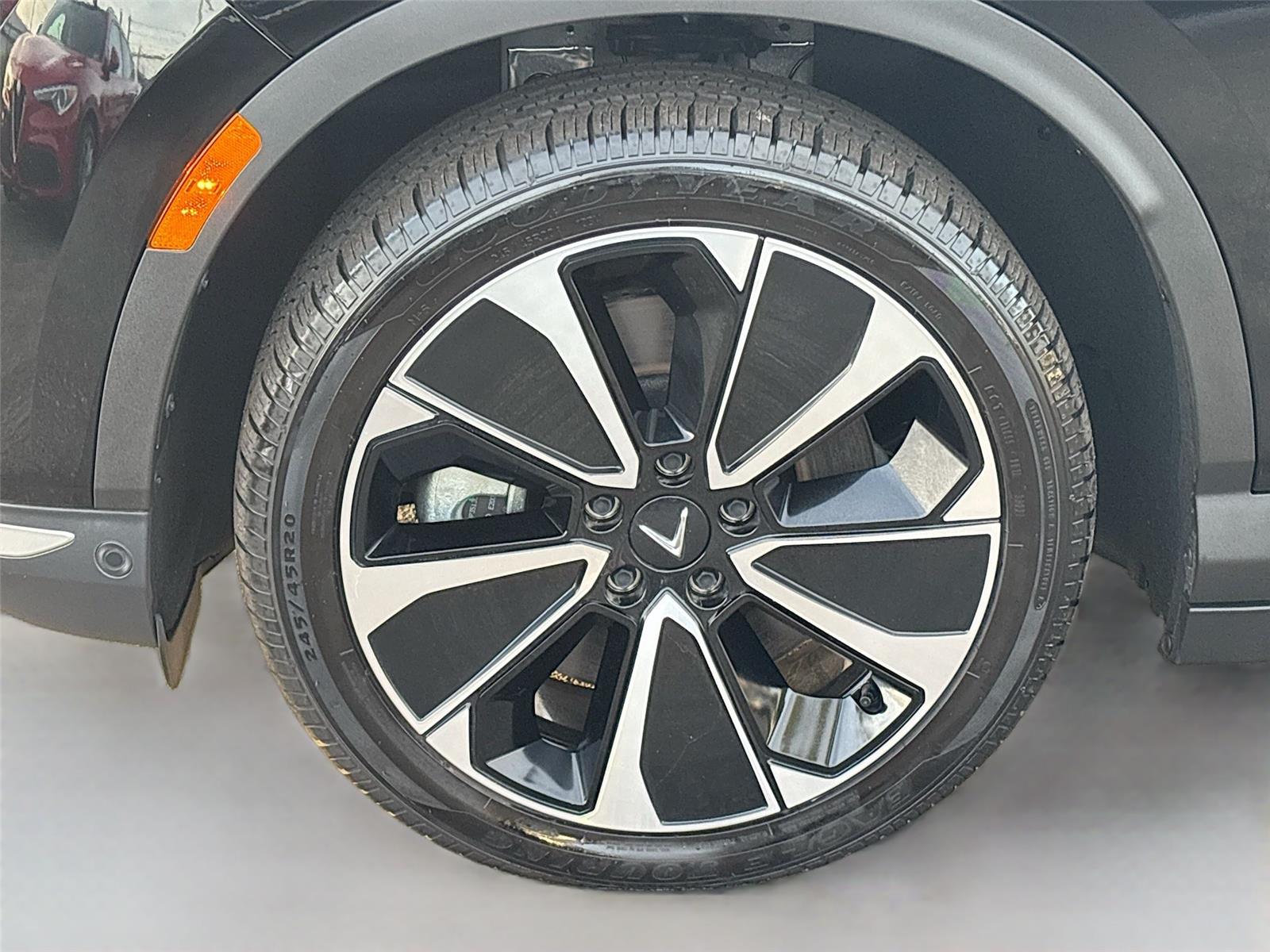 2025 VinFast VF 8 Plus