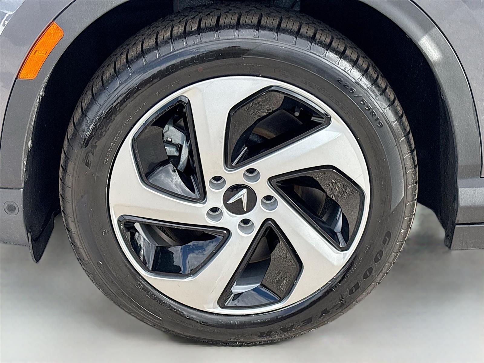 2025 VinFast VF 8 Eco