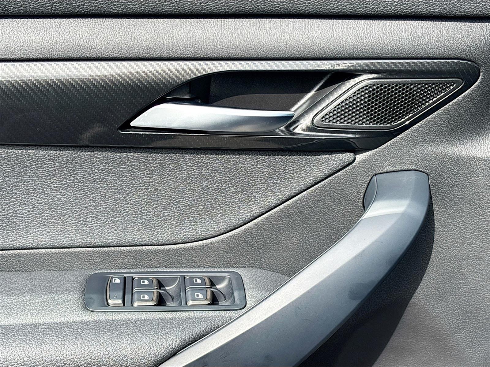 2025 VinFast VF 8 Eco