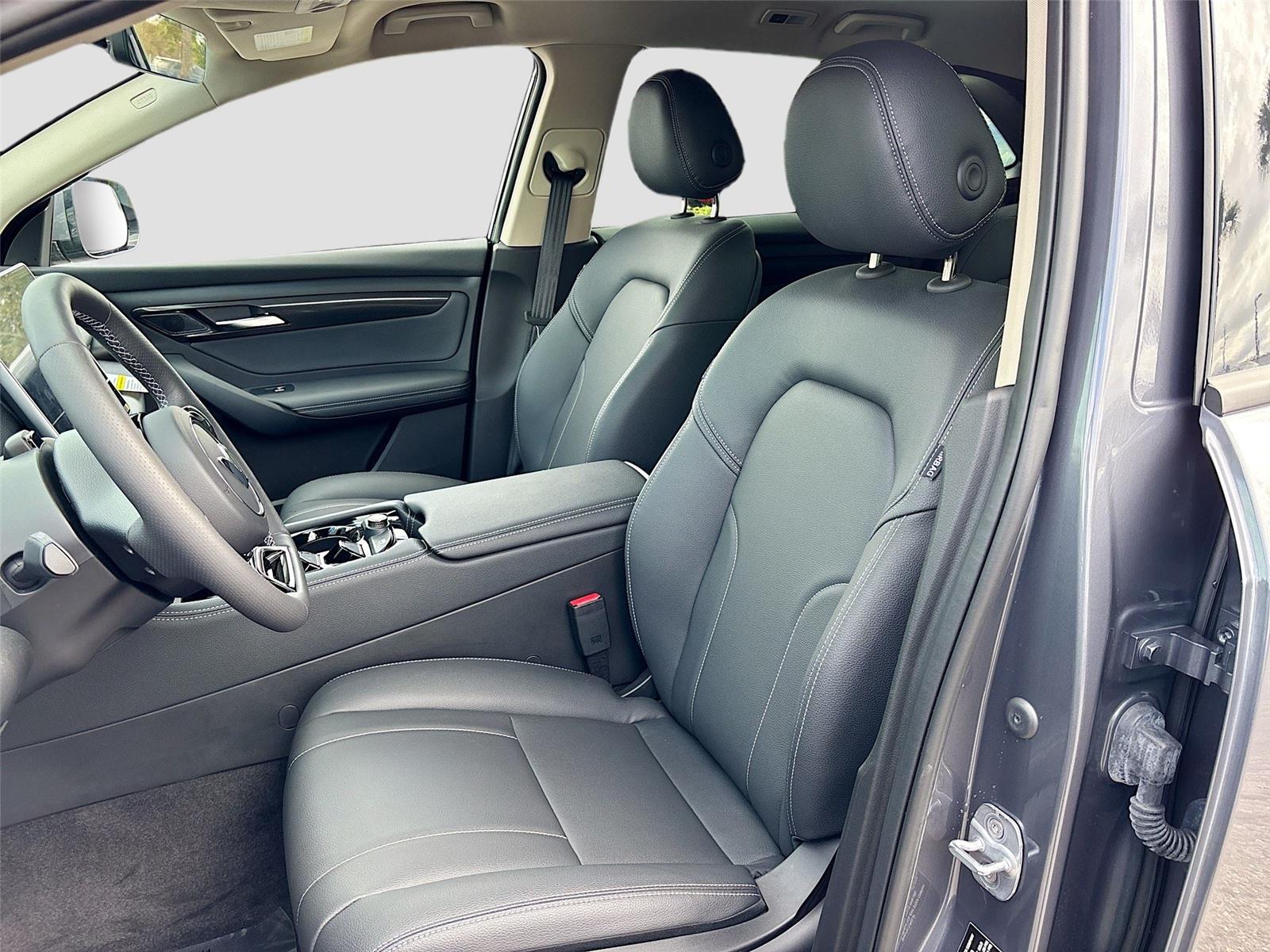 2025 VinFast VF 8 Eco