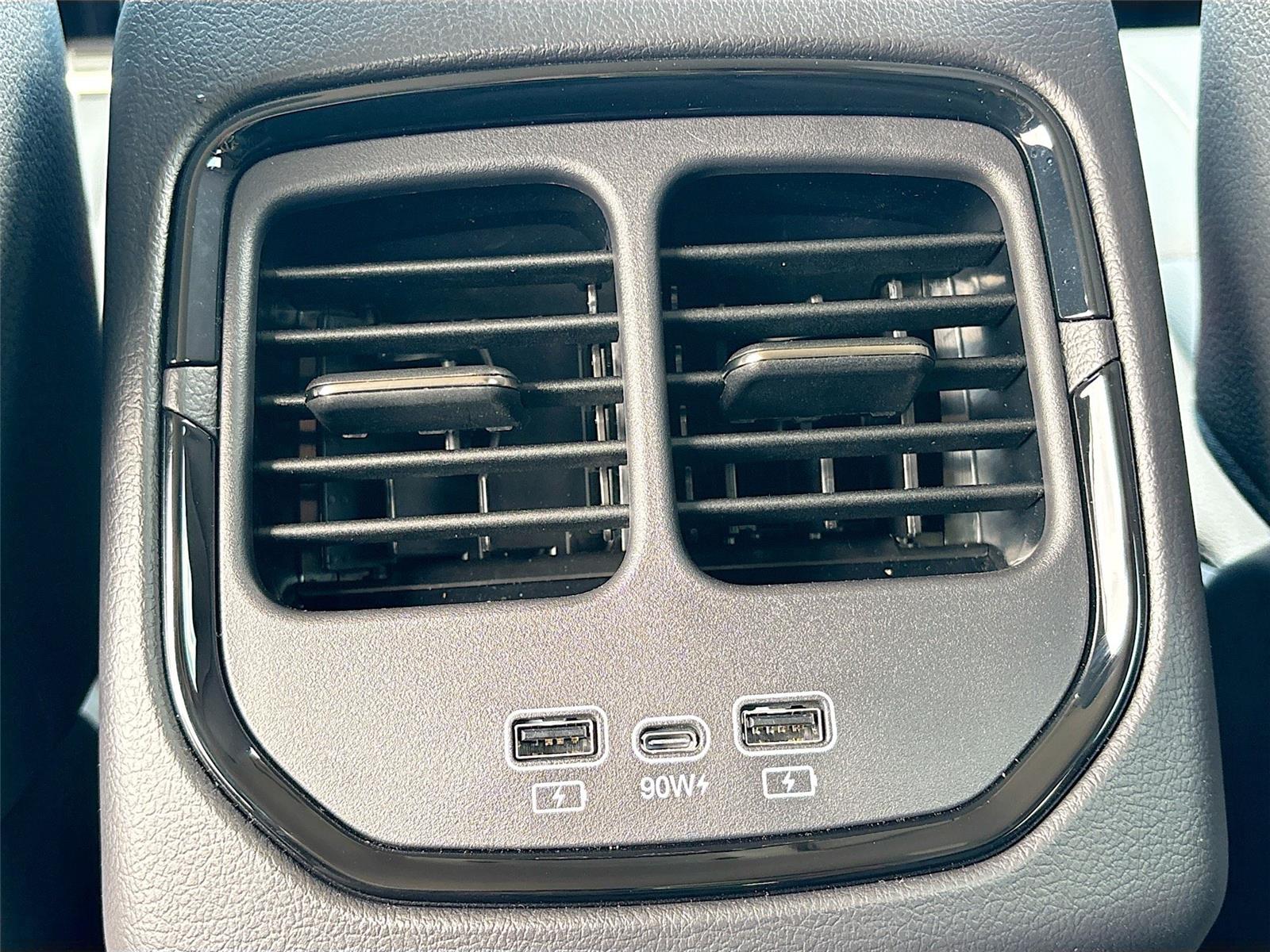 2025 VinFast VF 8 Eco