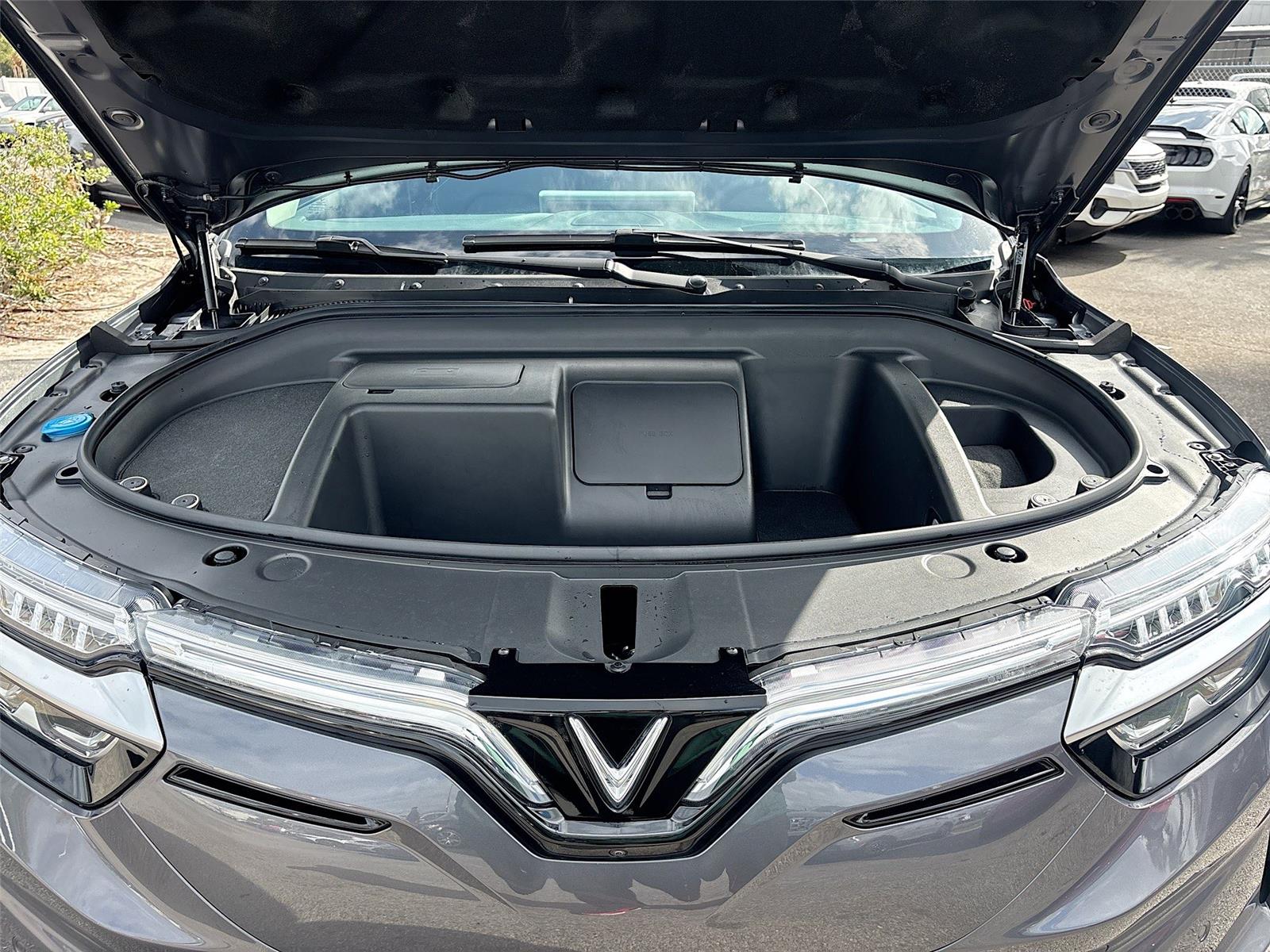 2025 VinFast VF 8 Eco