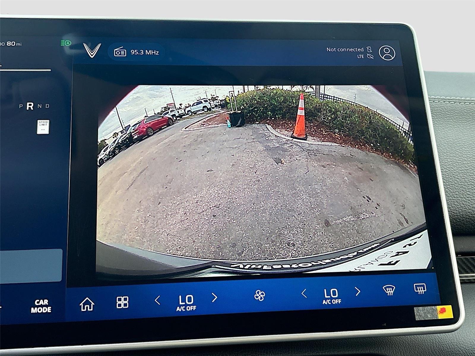 2025 VinFast VF 8 Eco