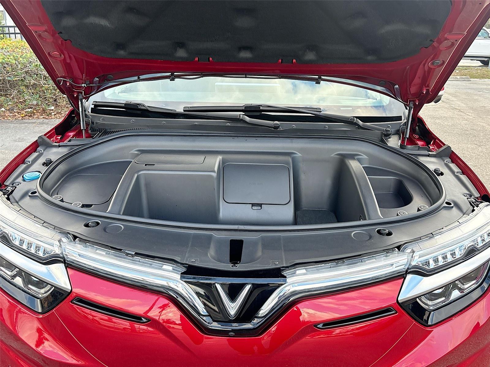 2025 VinFast VF 8 Eco