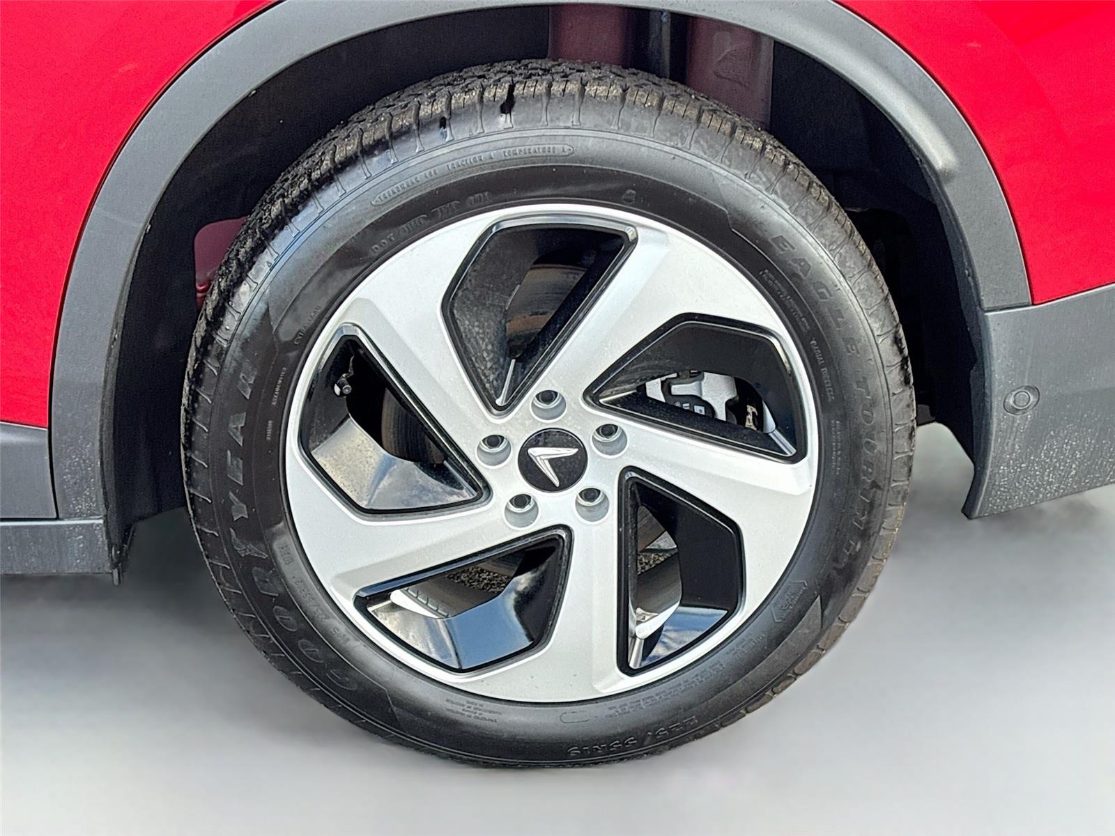 2025 VinFast VF 8 Eco