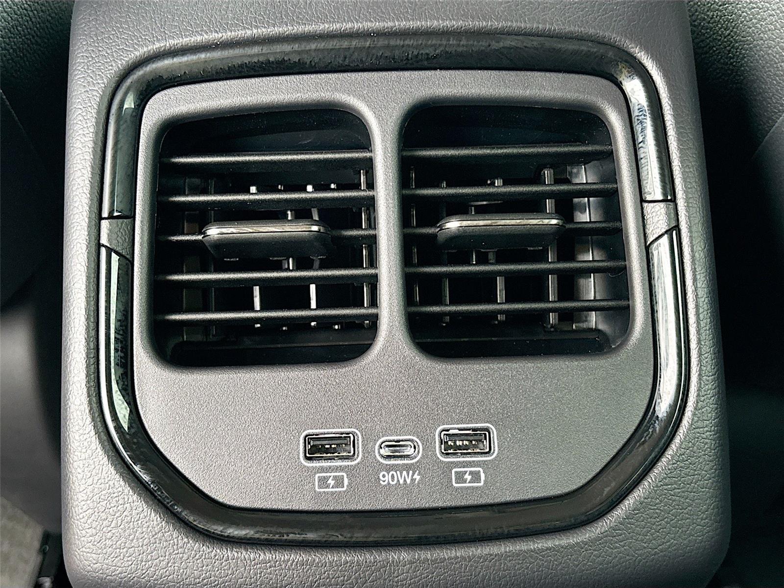 2025 VinFast VF 8 Eco