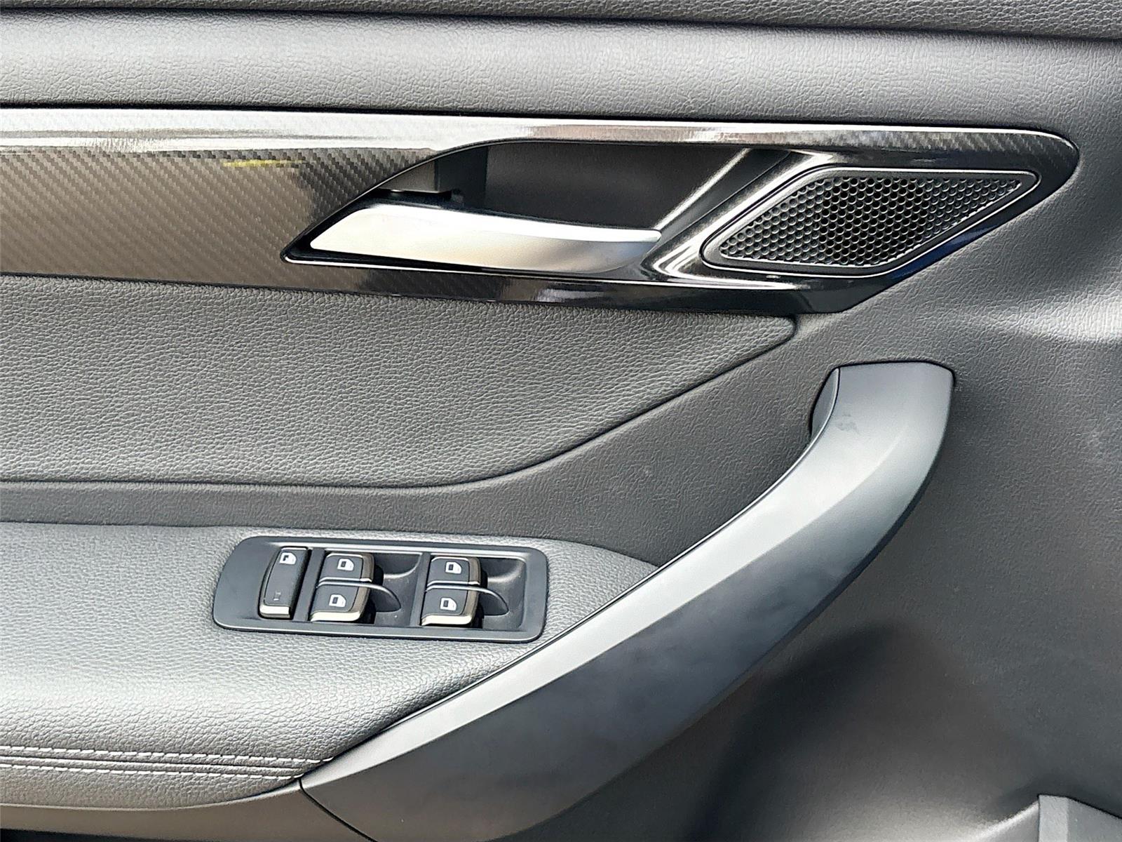 2025 VinFast VF 8 Eco