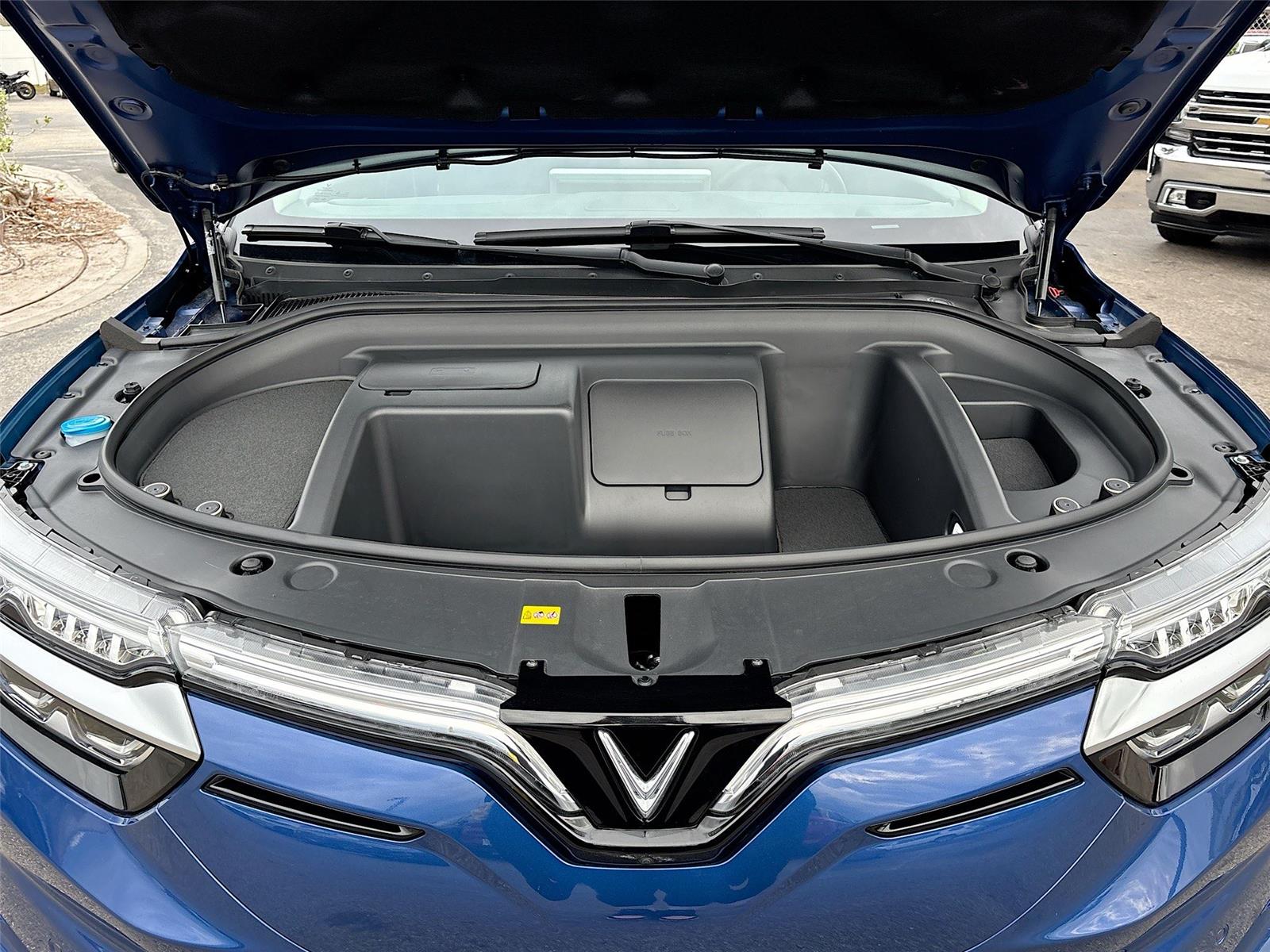 2025 VinFast VF 8 Eco