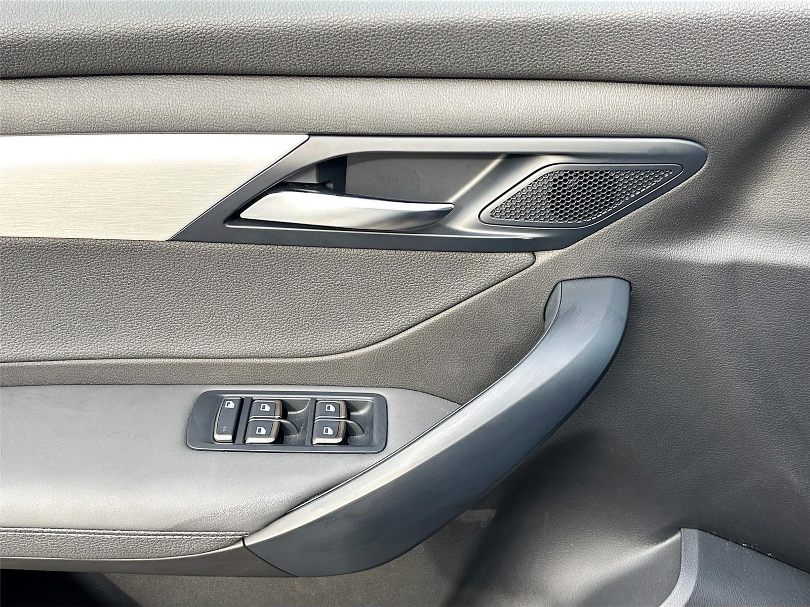 2025 VinFast VF 8 Plus