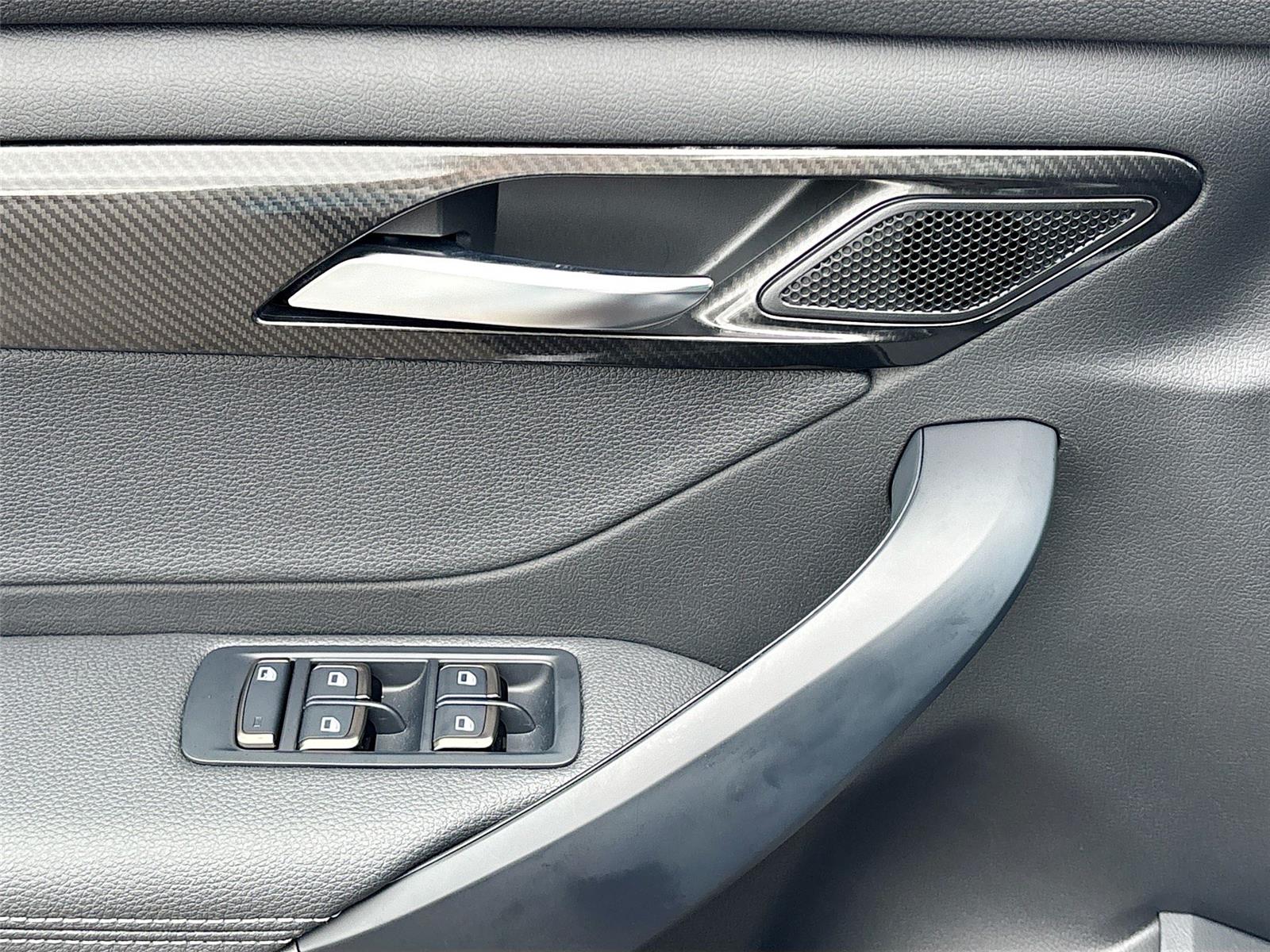 2025 VinFast VF 8 Eco