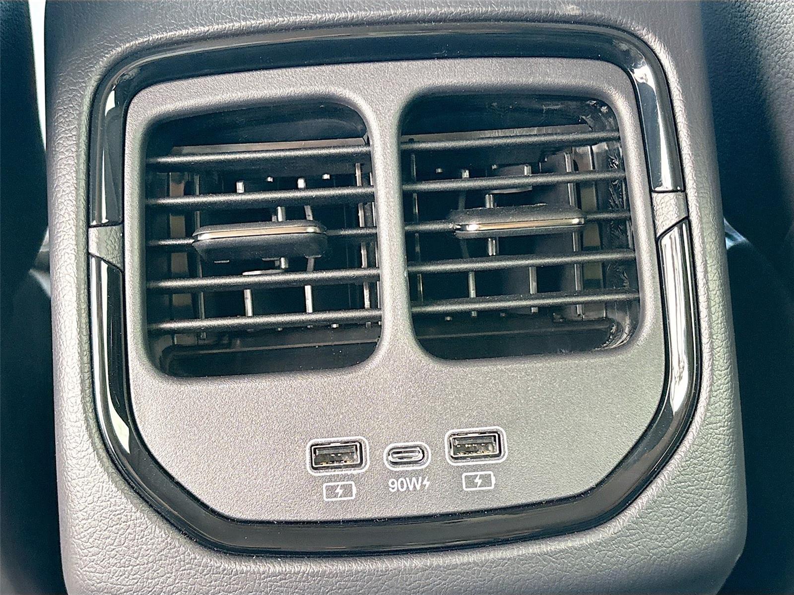 2025 VinFast VF 8 Eco