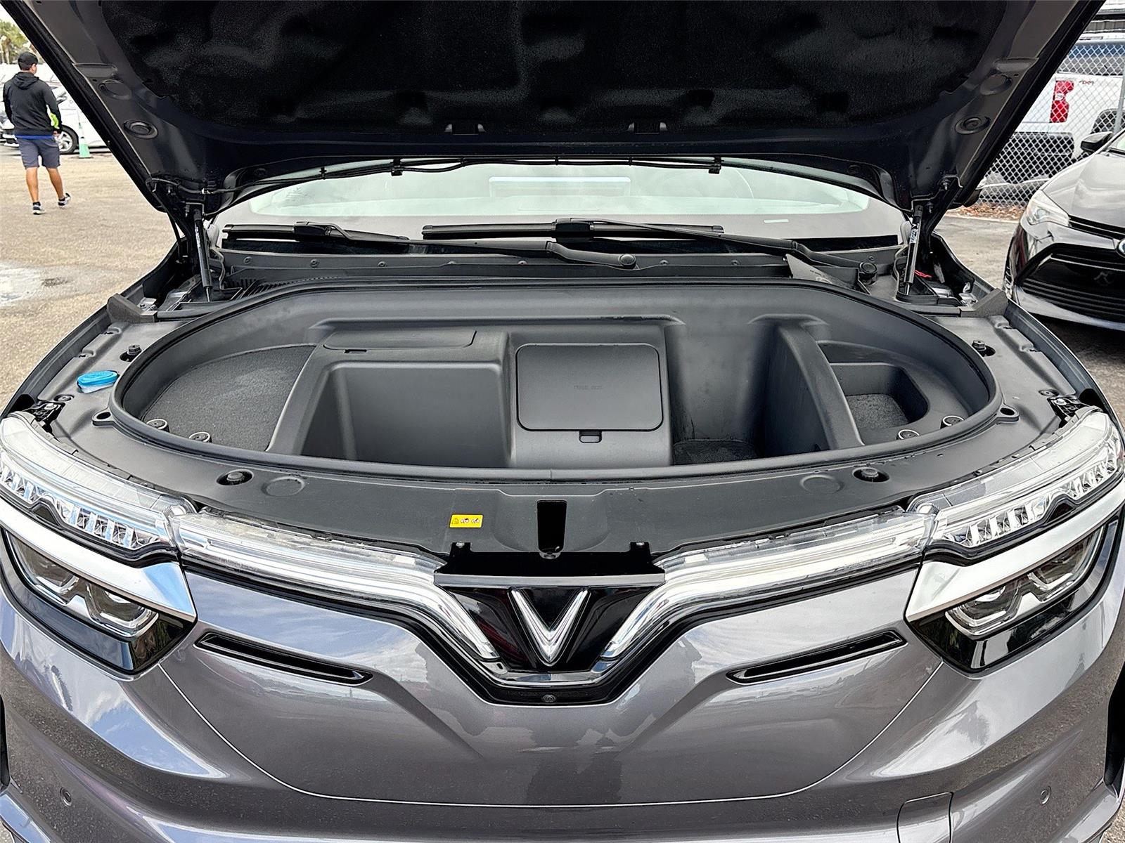 2025 VinFast VF 8 Eco