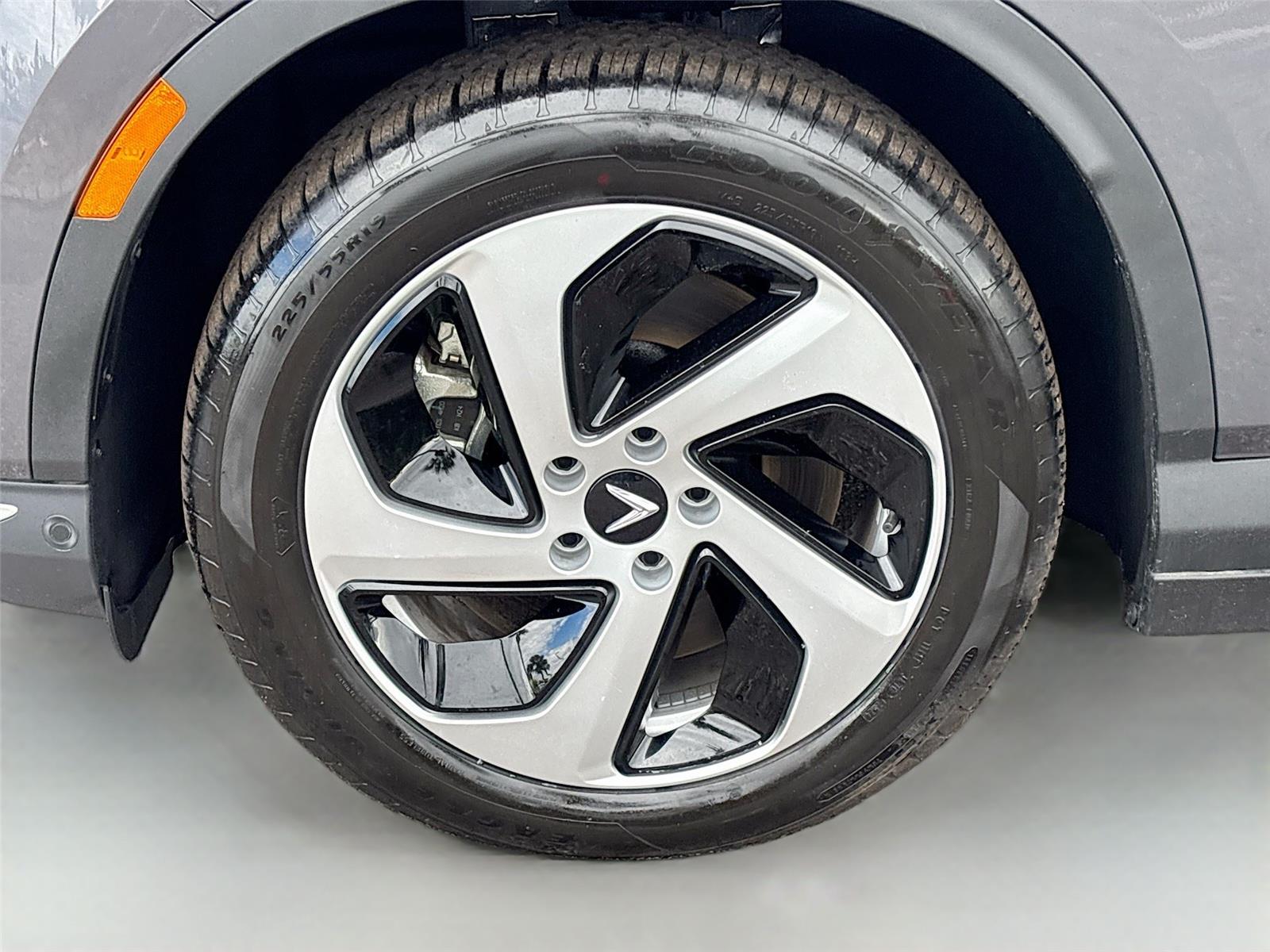 2025 VinFast VF 8 Eco