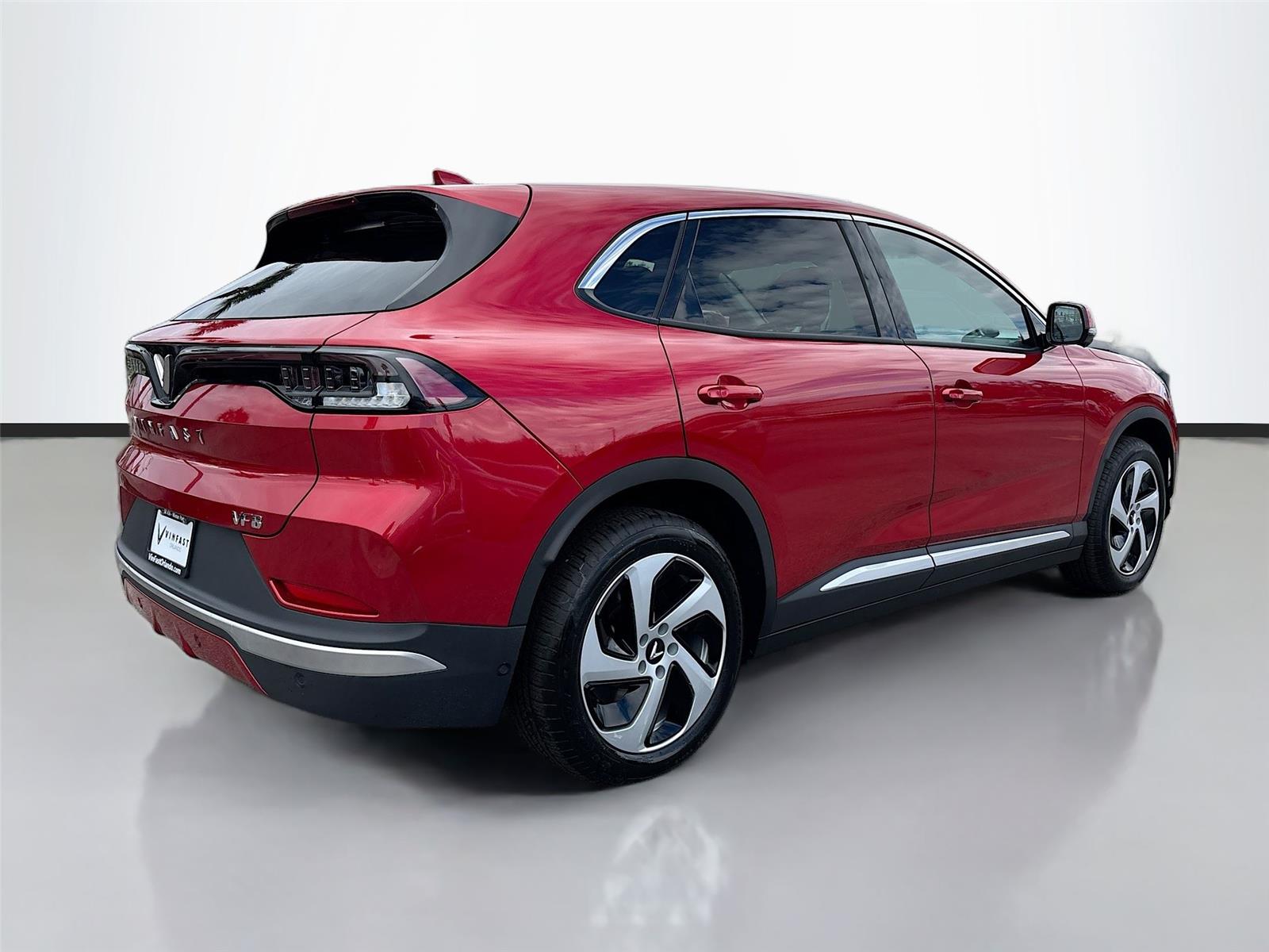 2025 VinFast VF 8 Eco