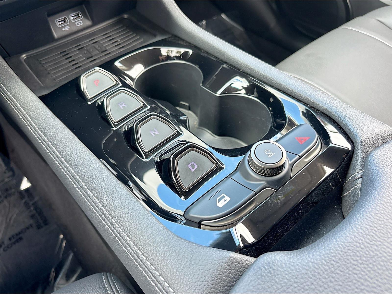 2025 VinFast VF 8 Eco