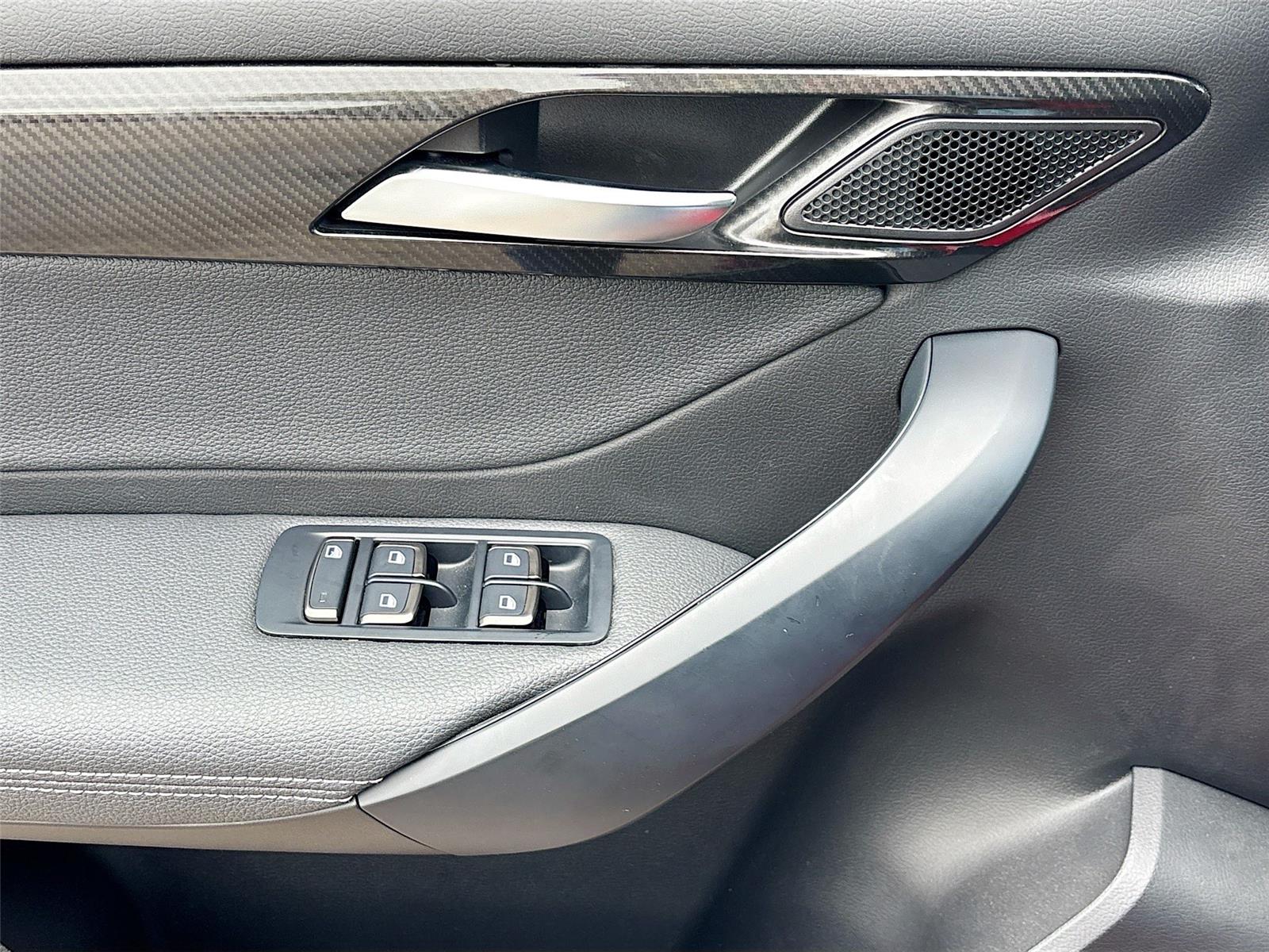 2025 VinFast VF 8 Eco