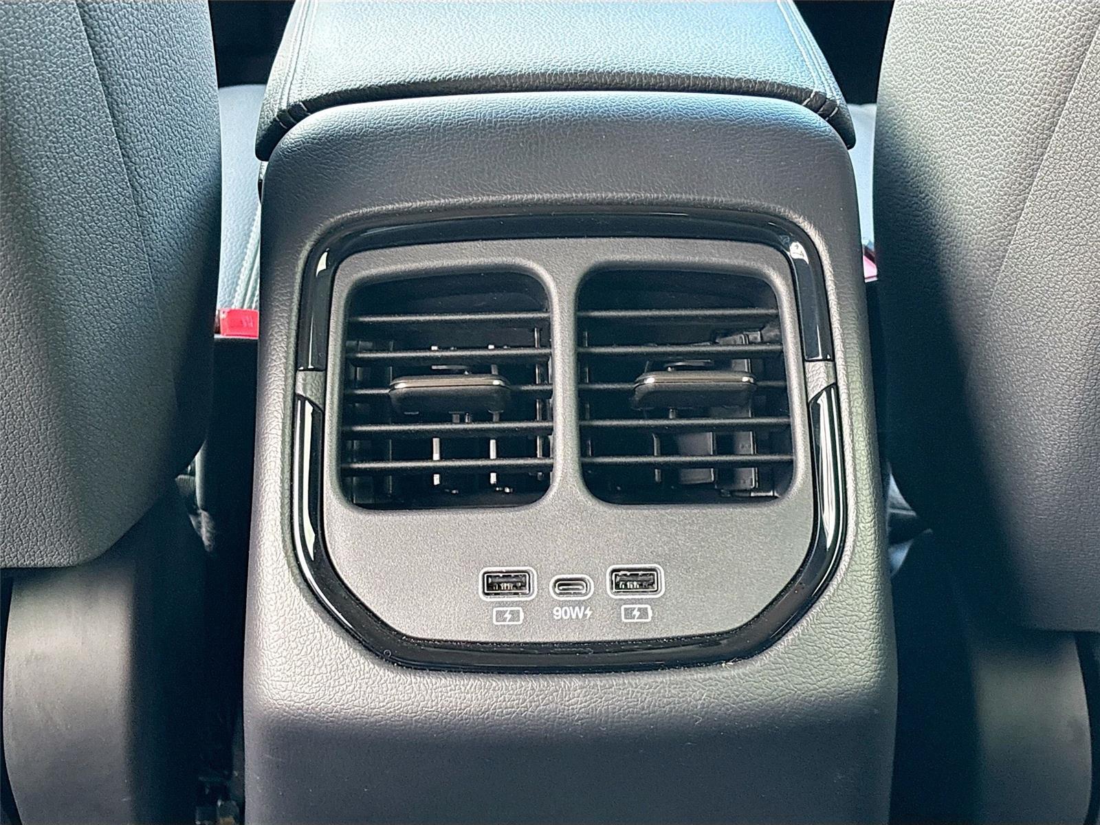 2025 VinFast VF 8 Eco