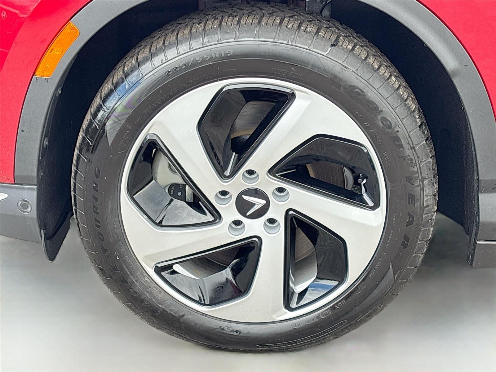 2025 VinFast VF 8 Eco