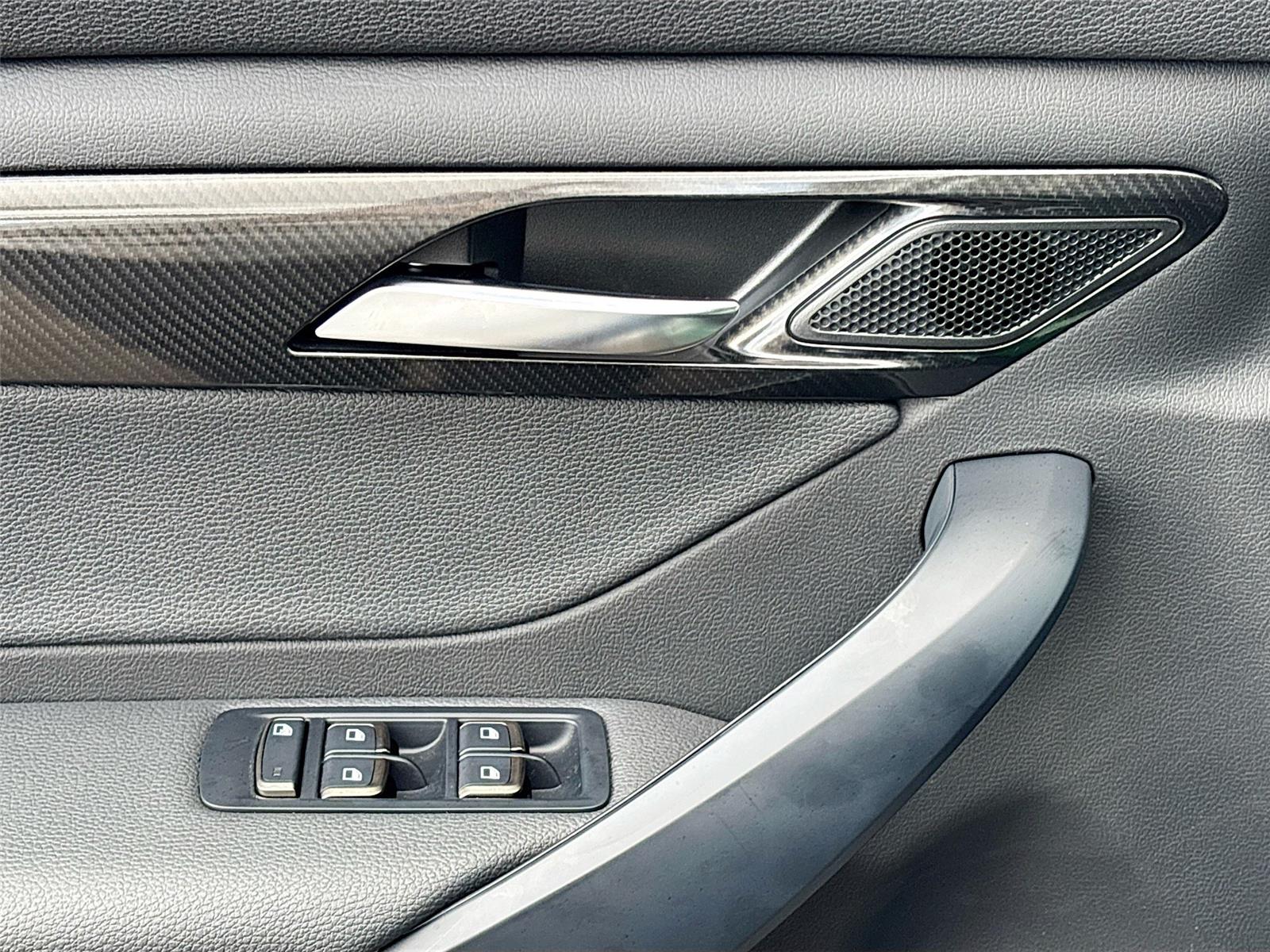 2025 VinFast VF 8 Eco