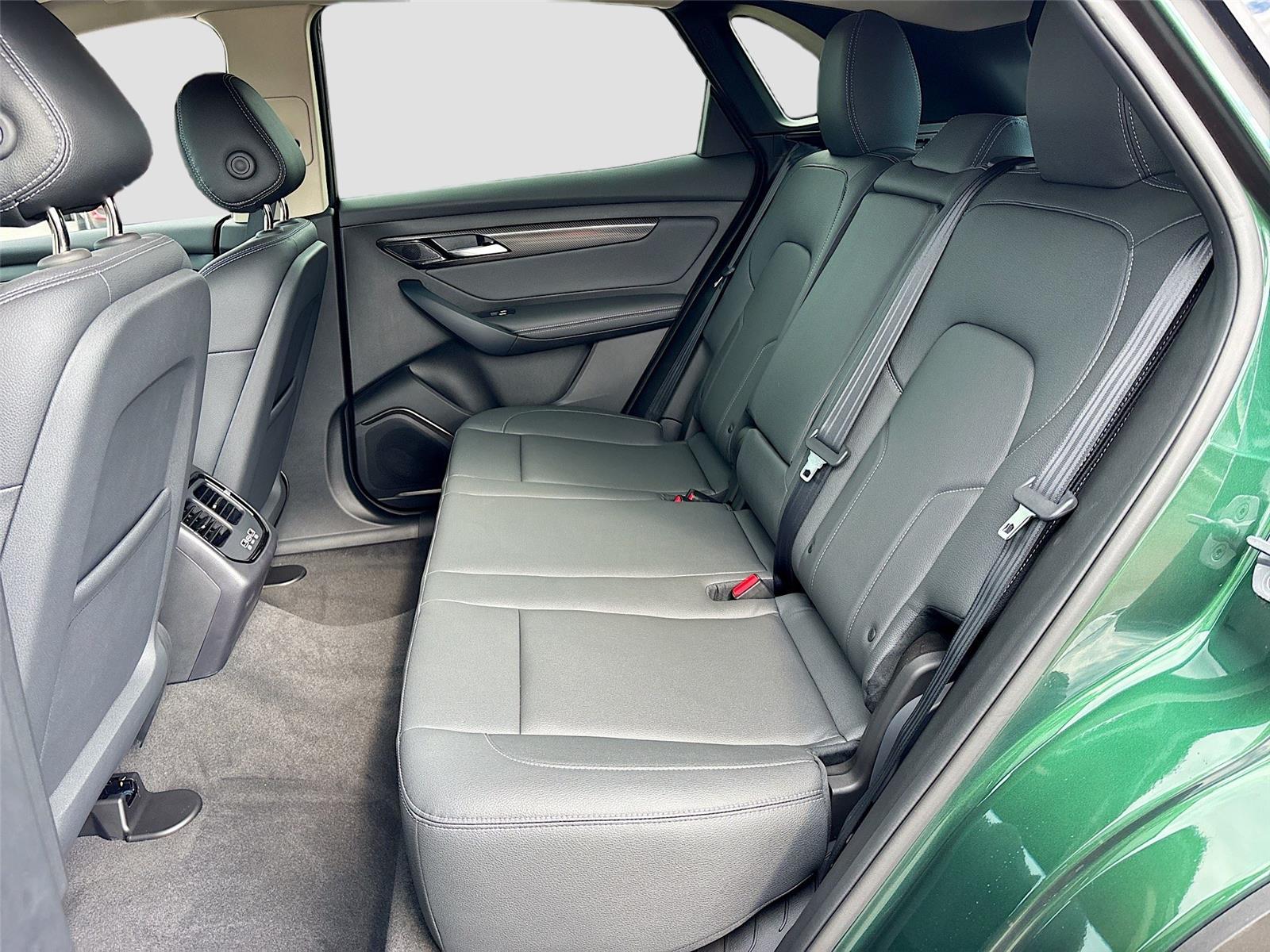 2025 VinFast VF 8 Eco