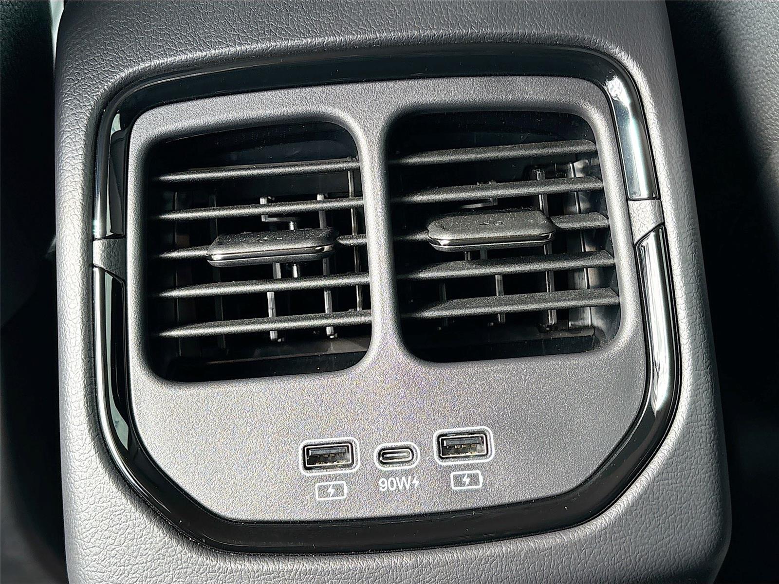 2025 VinFast VF 8 Eco