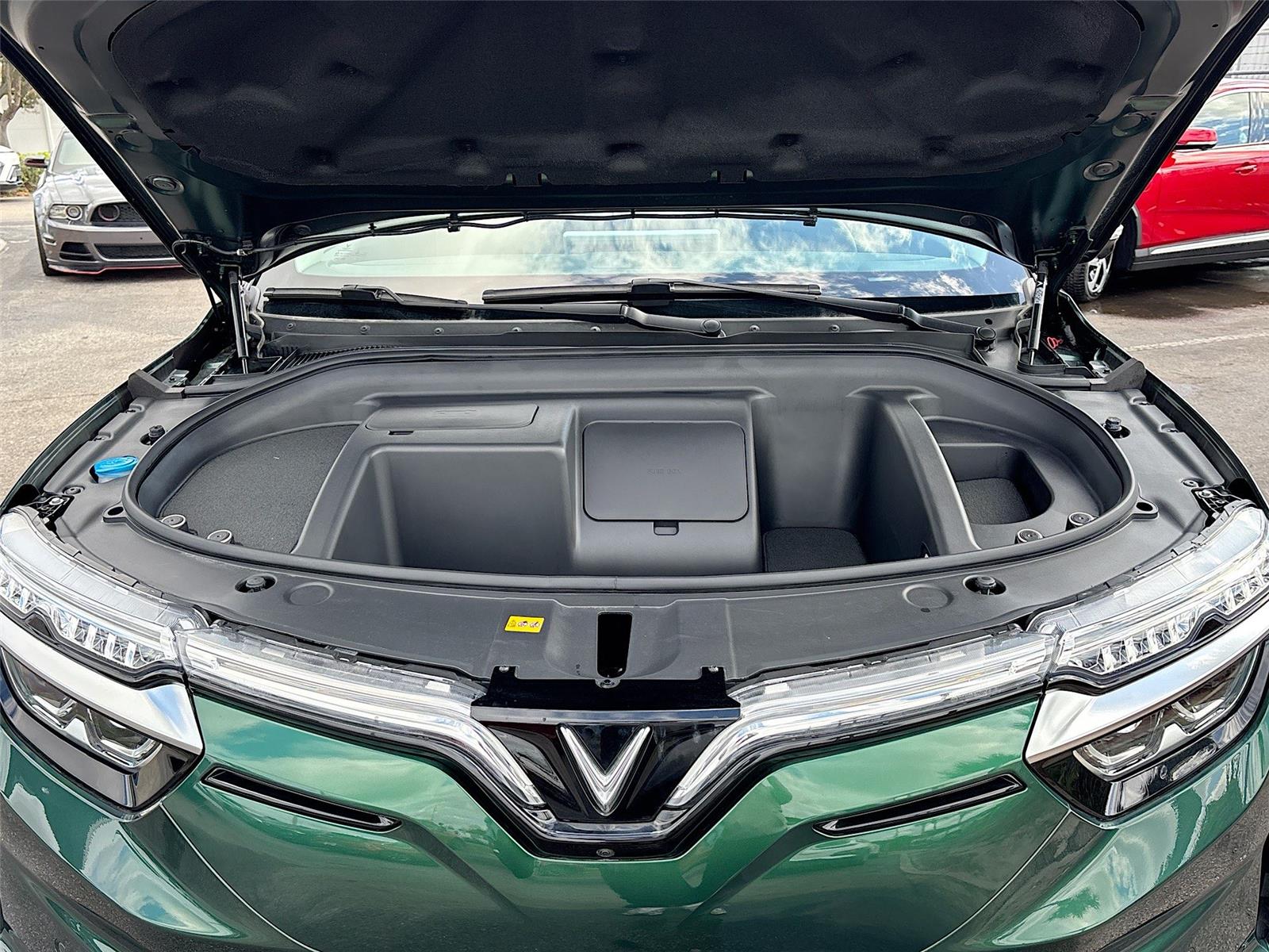 2025 VinFast VF 8 Eco