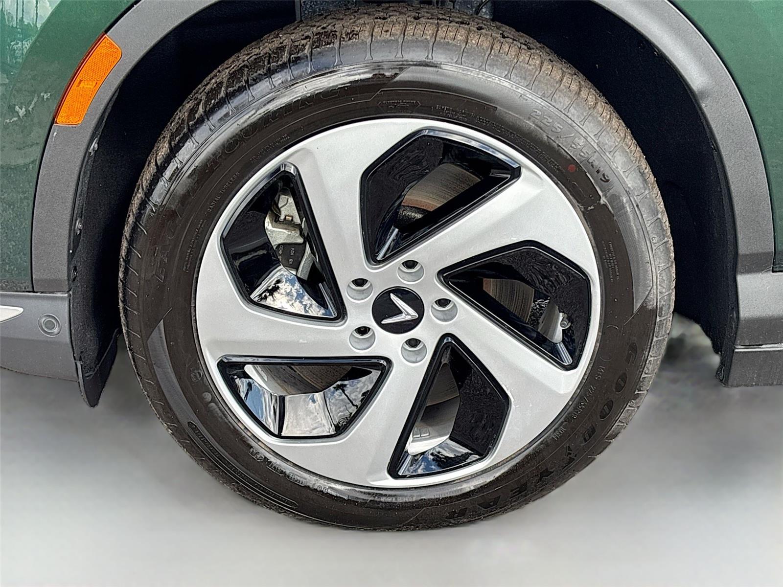 2025 VinFast VF 8 Eco