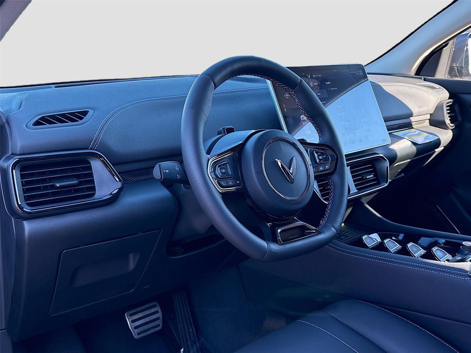 2025 VinFast VF 8 Eco