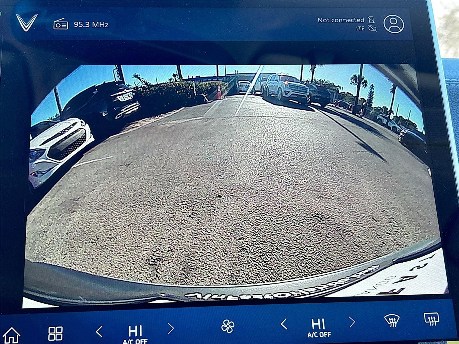 2025 VinFast VF 8 Eco