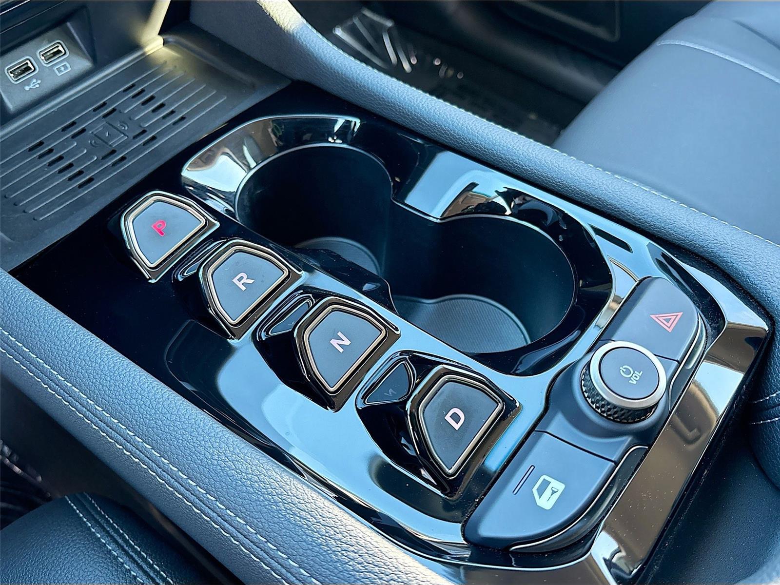 2025 VinFast VF 8 Eco