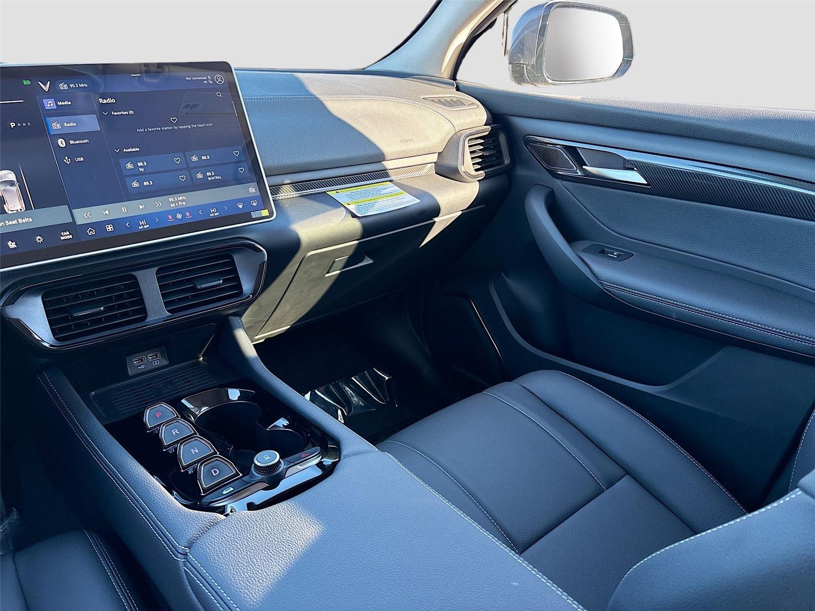 2025 VinFast VF 8 Eco