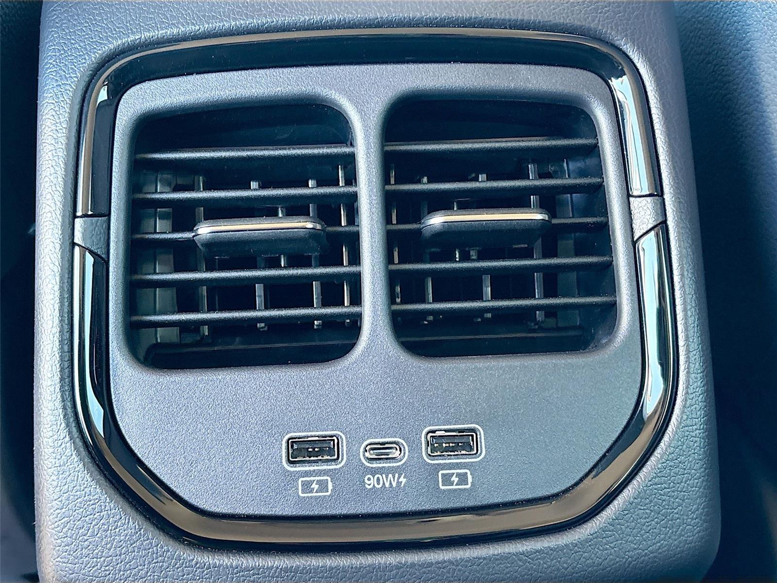 2025 VinFast VF 8 Eco