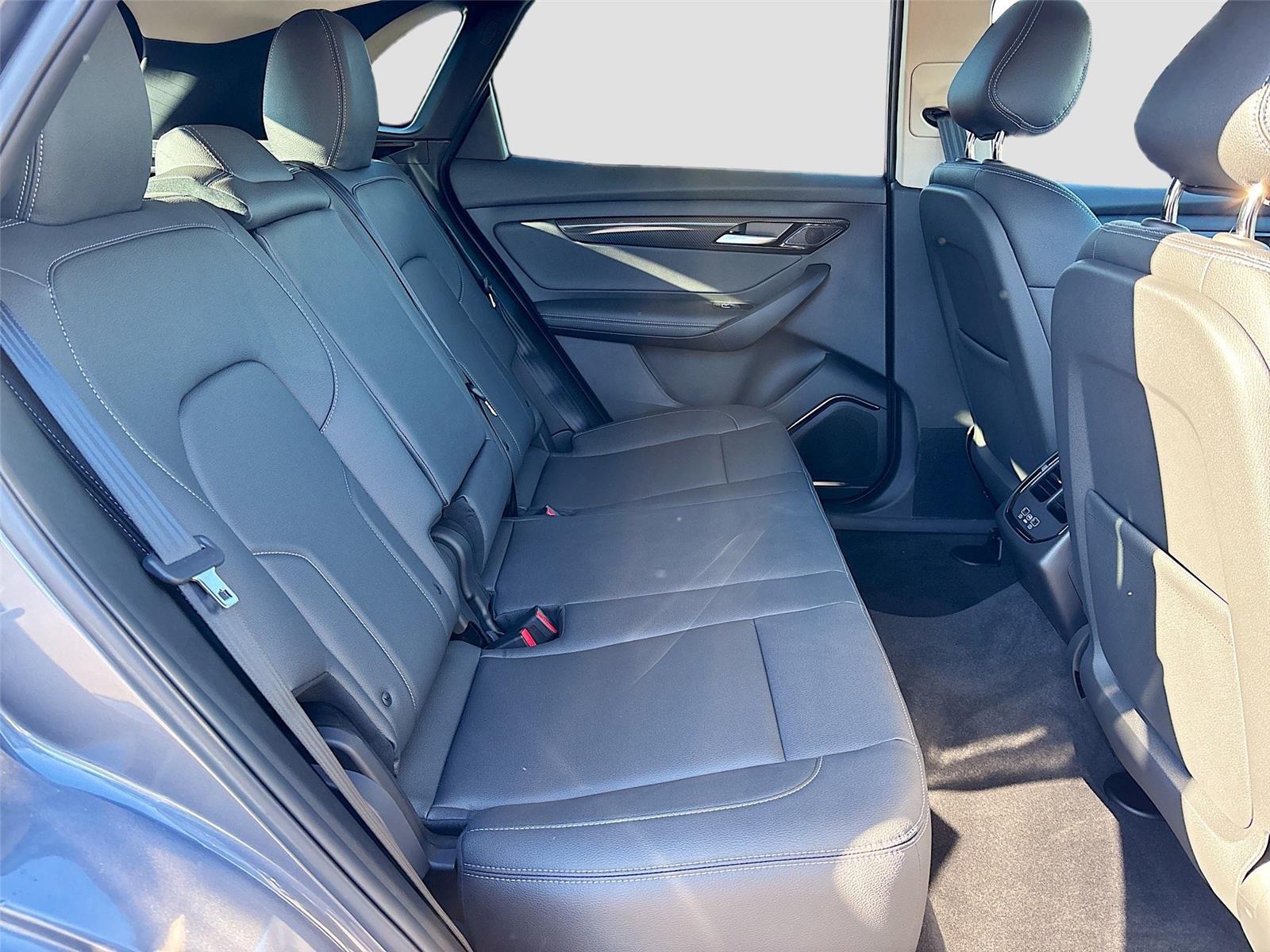 2025 VinFast VF 8 Eco