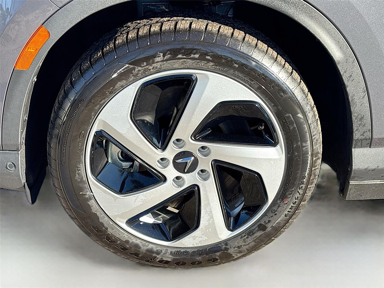 2025 VinFast VF 8 Eco