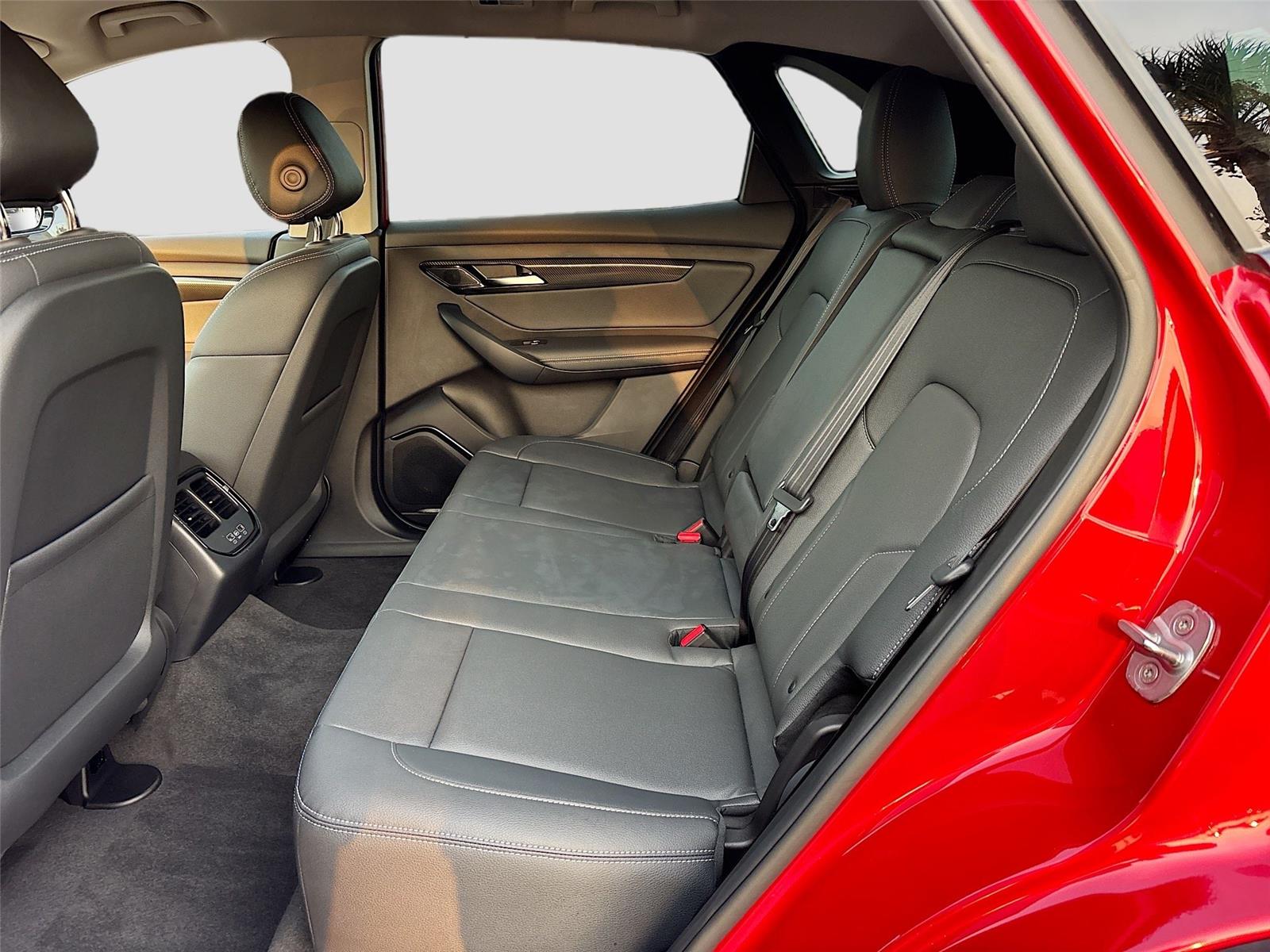 2025 VinFast VF 8 Eco