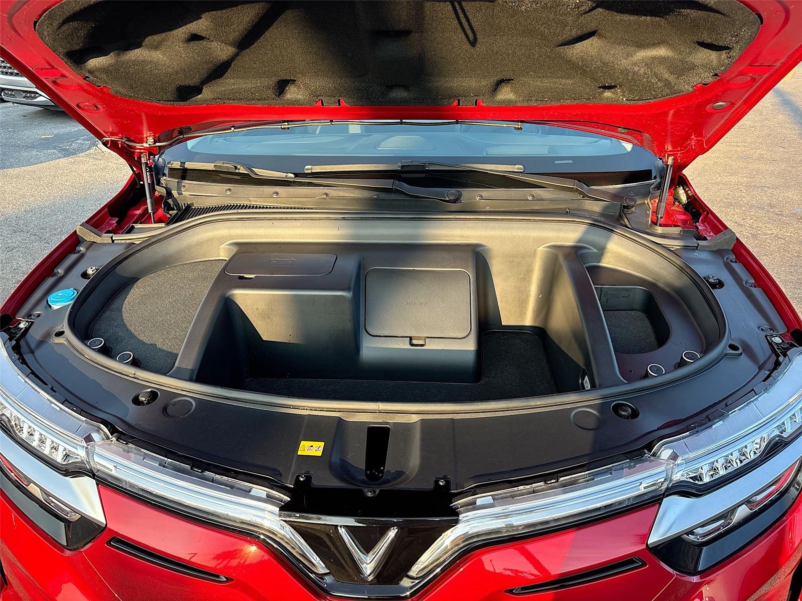 2025 VinFast VF 8 Eco