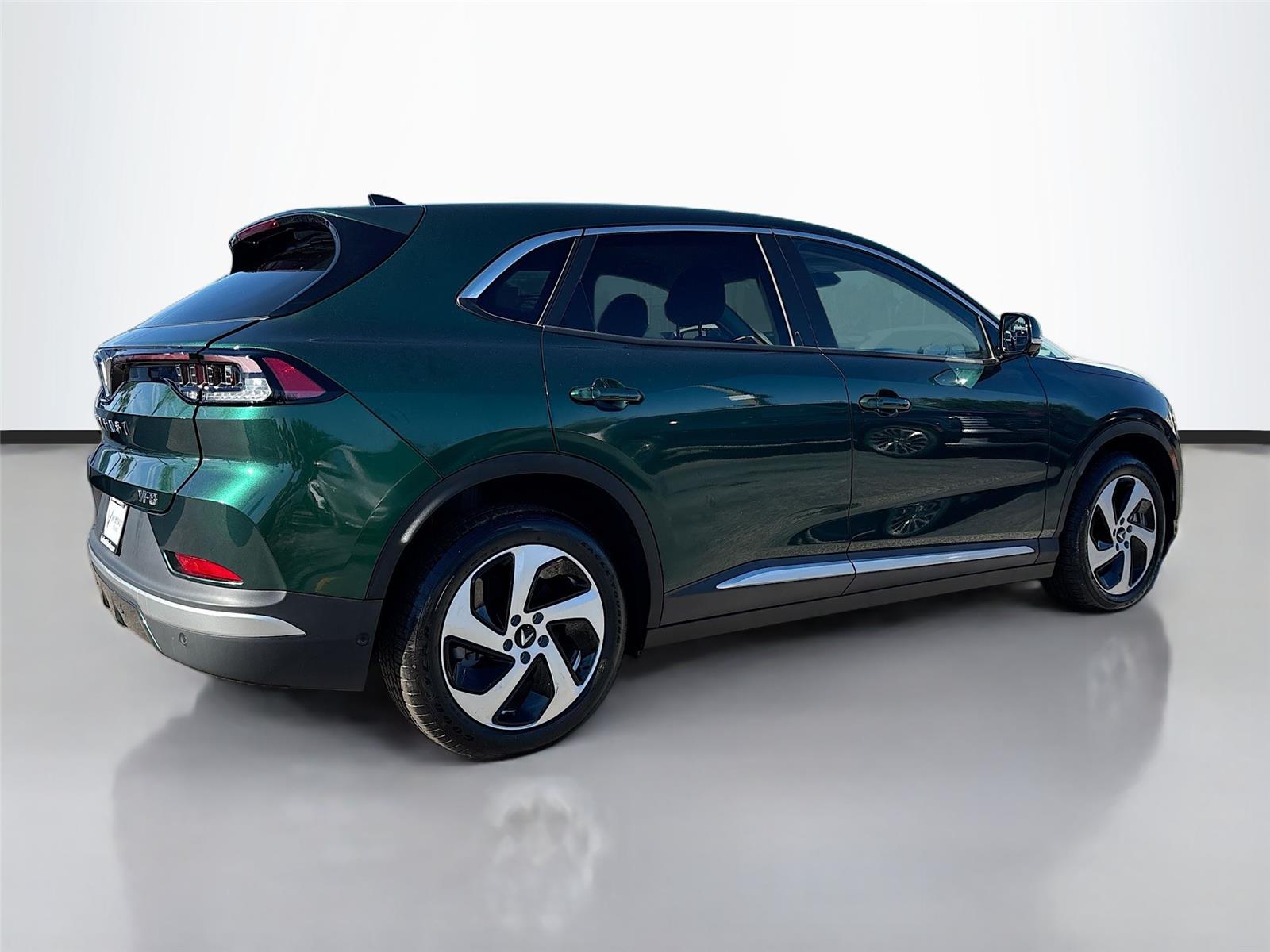 2025 VinFast VF 8 Eco