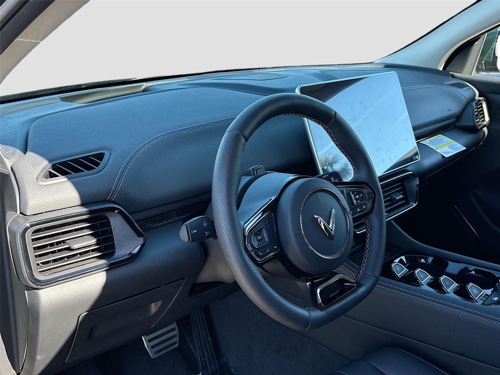 2025 VinFast VF 8 Eco