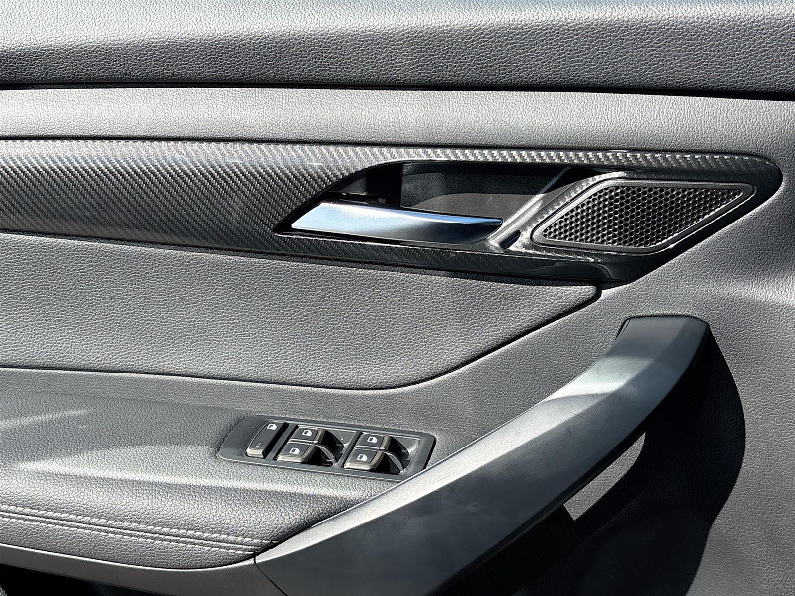 2025 VinFast VF 8 Eco