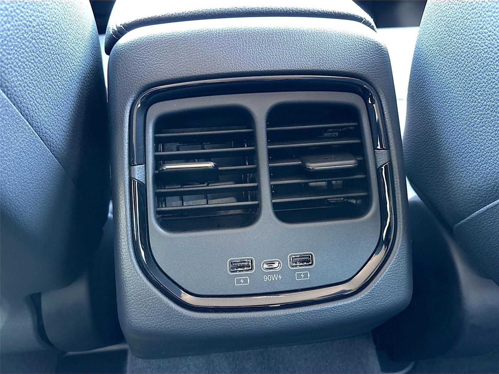 2025 VinFast VF 8 Eco