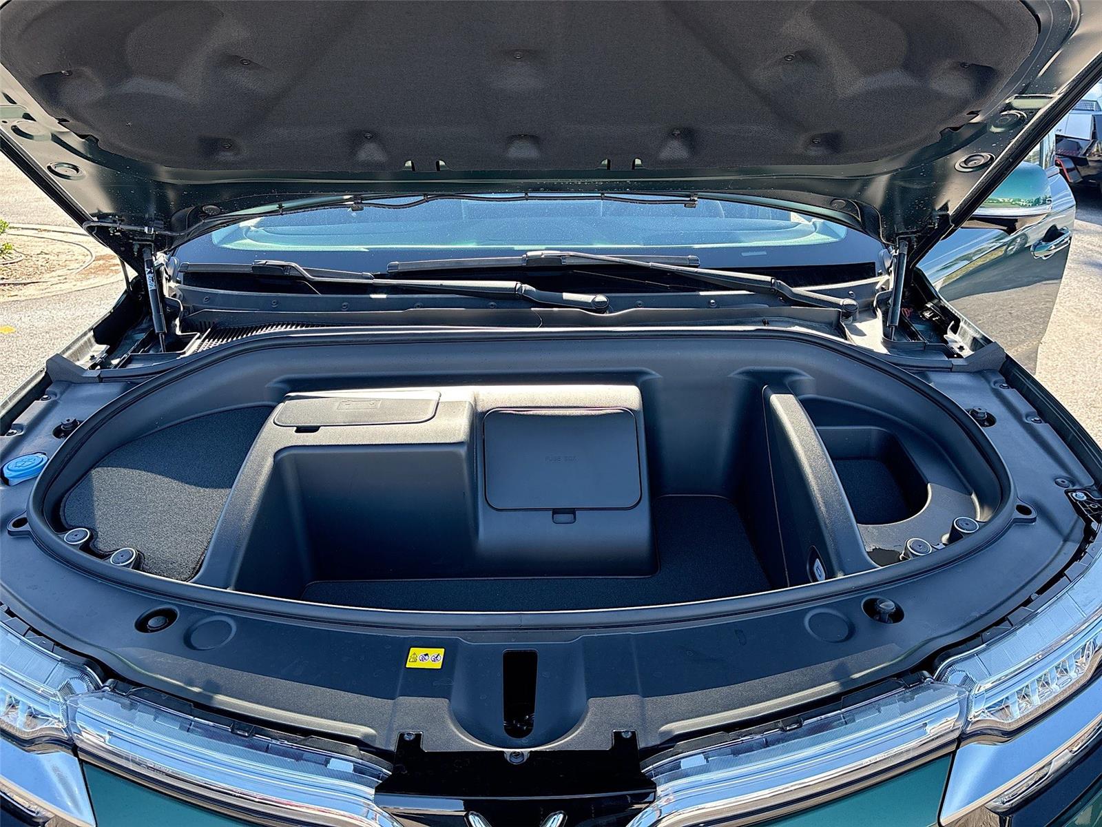 2025 VinFast VF 8 Eco