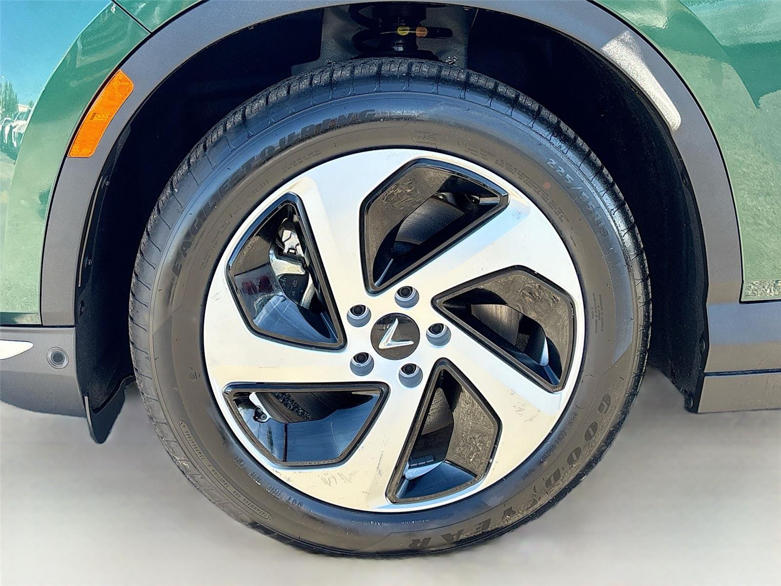 2025 VinFast VF 8 Eco