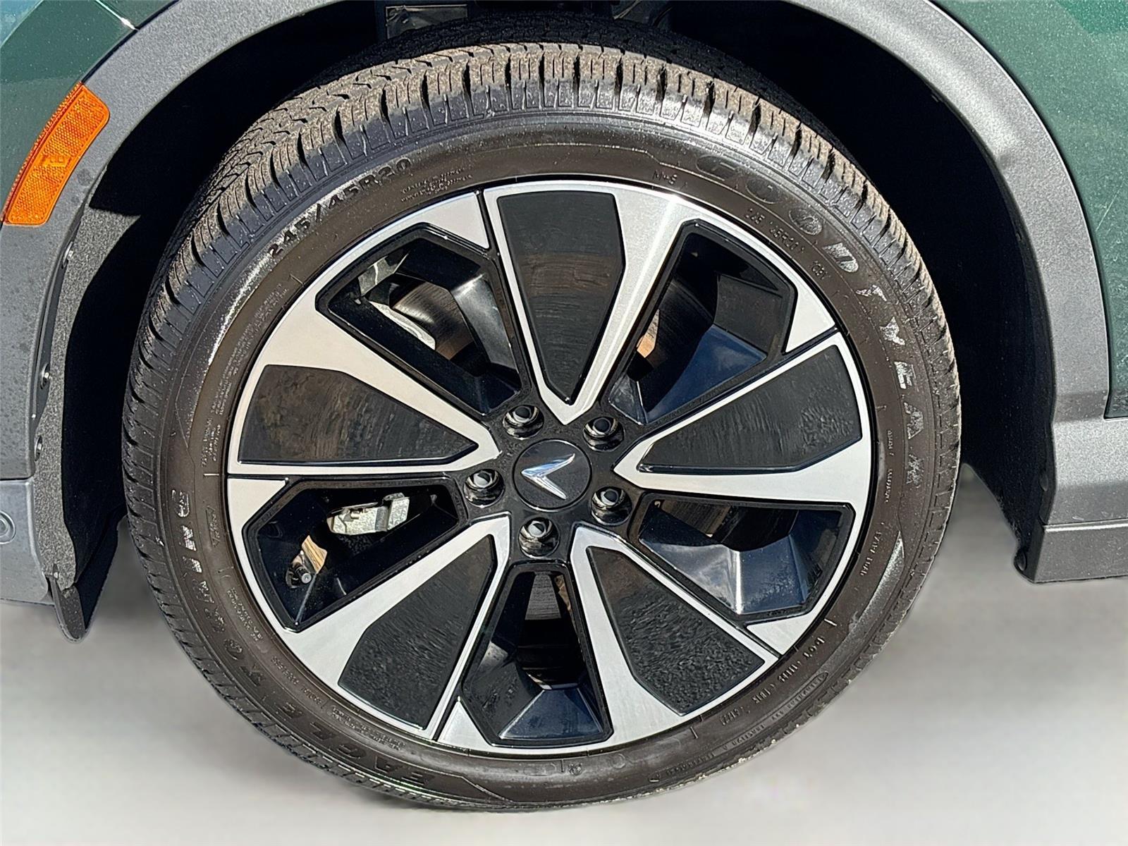 2025 VinFast VF 8 Plus