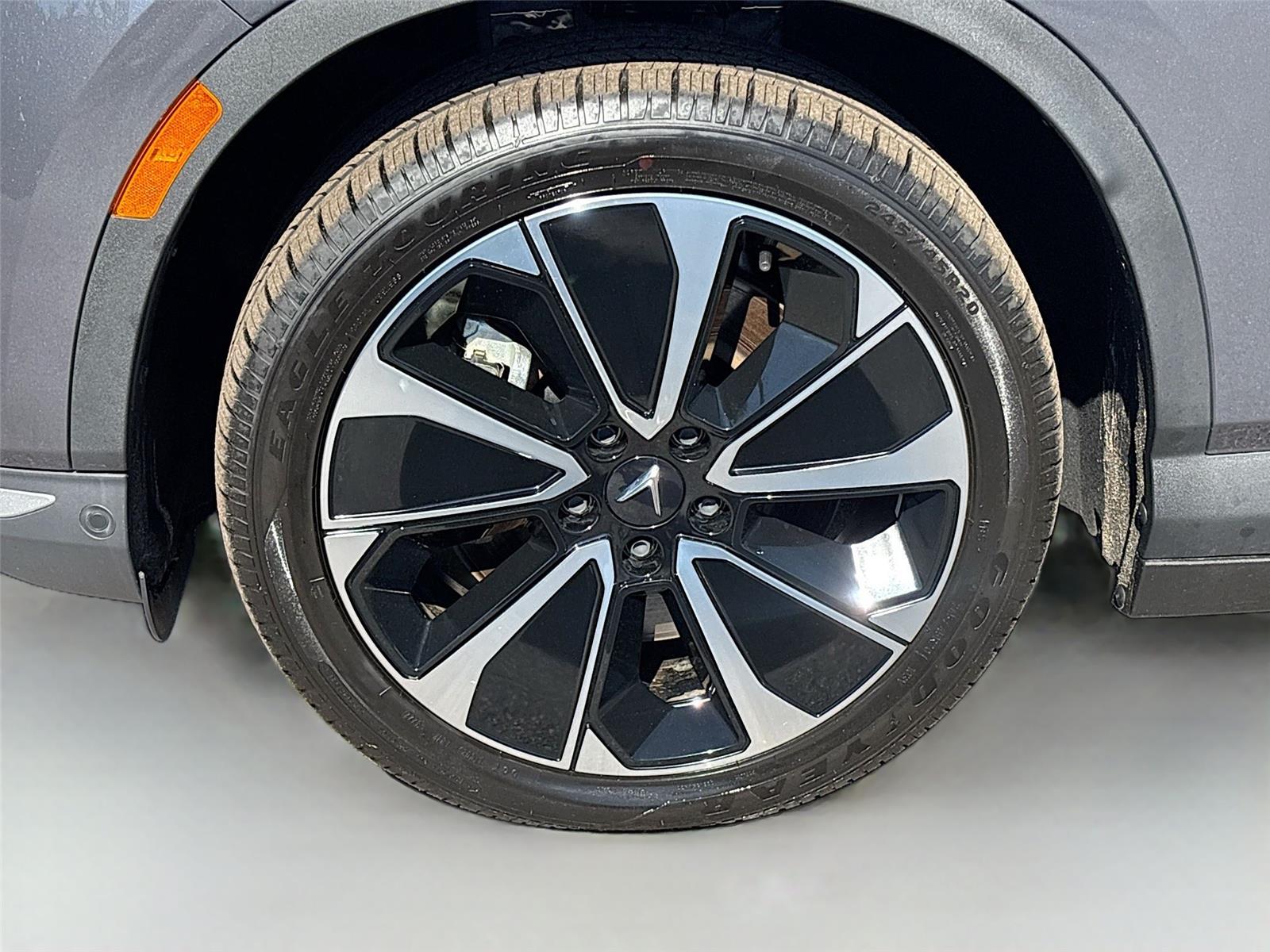 2025 VinFast VF 8 Plus