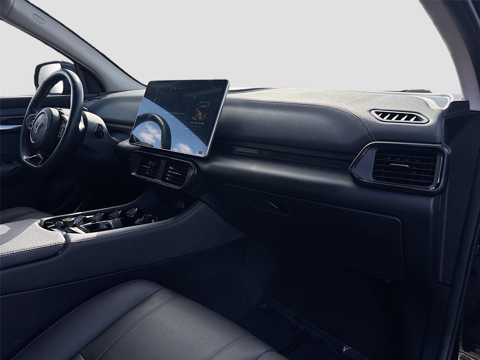 2023 VinFast VF 8 Eco