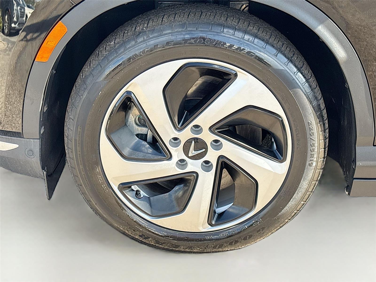 2023 VinFast VF 8 Eco