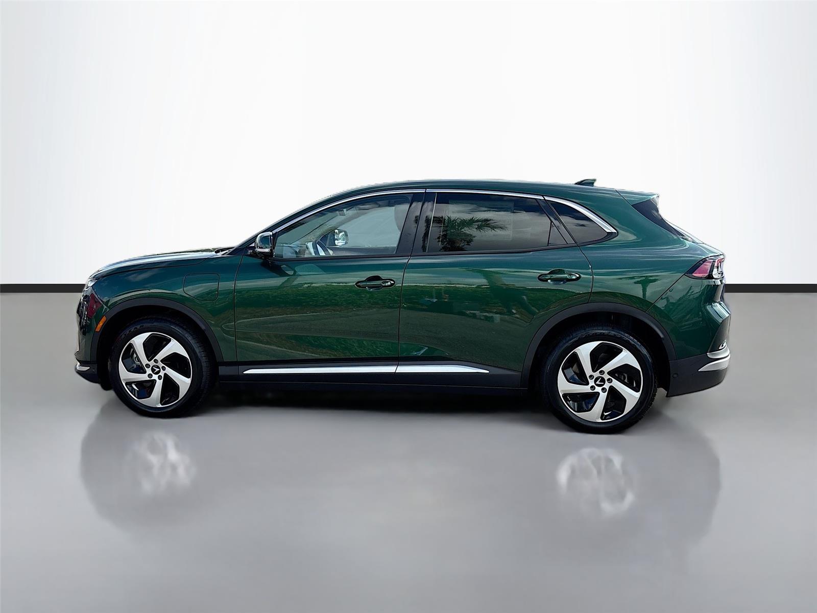 2025 VinFast VF 8 Eco